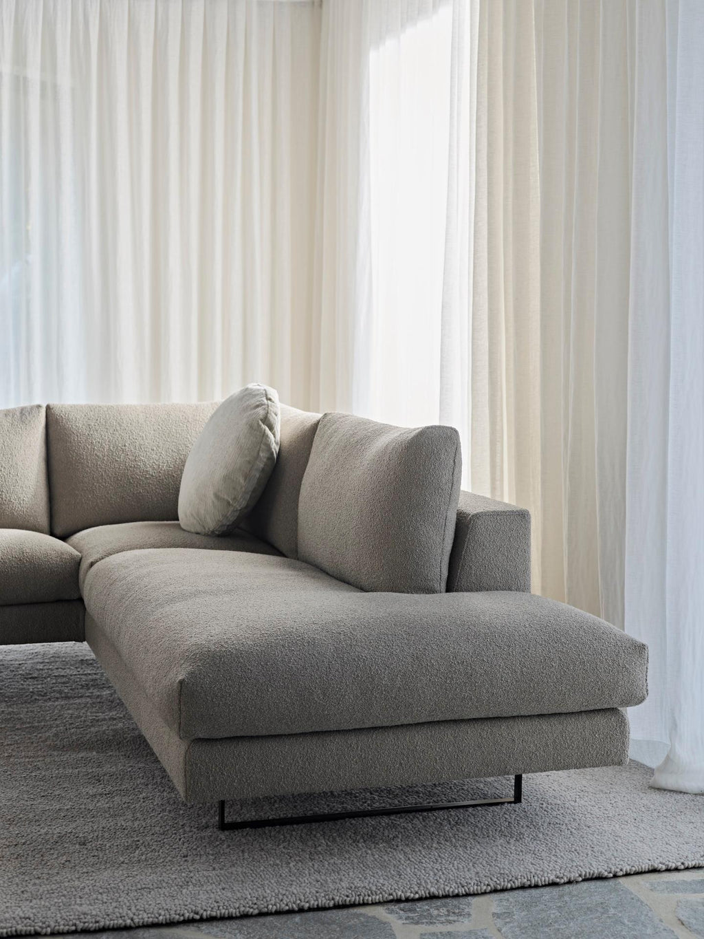 https://a.1stdibscdn.com/customizable-size-upholstery-montis-axel-sofa-by-gijs-papavoine-for-sale-picture-10/f_44652/f_419798121729539183892/Montis_Leuven_JvdS_Axel_Orsetto_05_32936_HR_master.jpeg