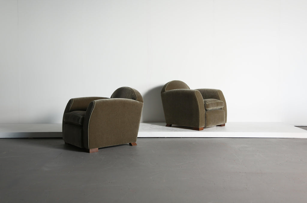 https://a.1stdibscdn.com/pair-of-curved-arm-club-chairs-upholstered-in-pure-mohair-for-sale-picture-2/f_22593/f_467572821758551255287/Moss_Green_Mohair_Curve_Arm_9_25_10_master.jpeg