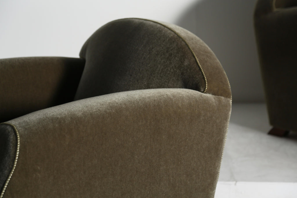https://a.1stdibscdn.com/pair-of-curved-arm-club-chairs-upholstered-in-pure-mohair-for-sale-picture-15/f_22593/f_467572821758551340516/Moss_Green_Mohair_Curve_Arm_9_25_11_master.jpeg
