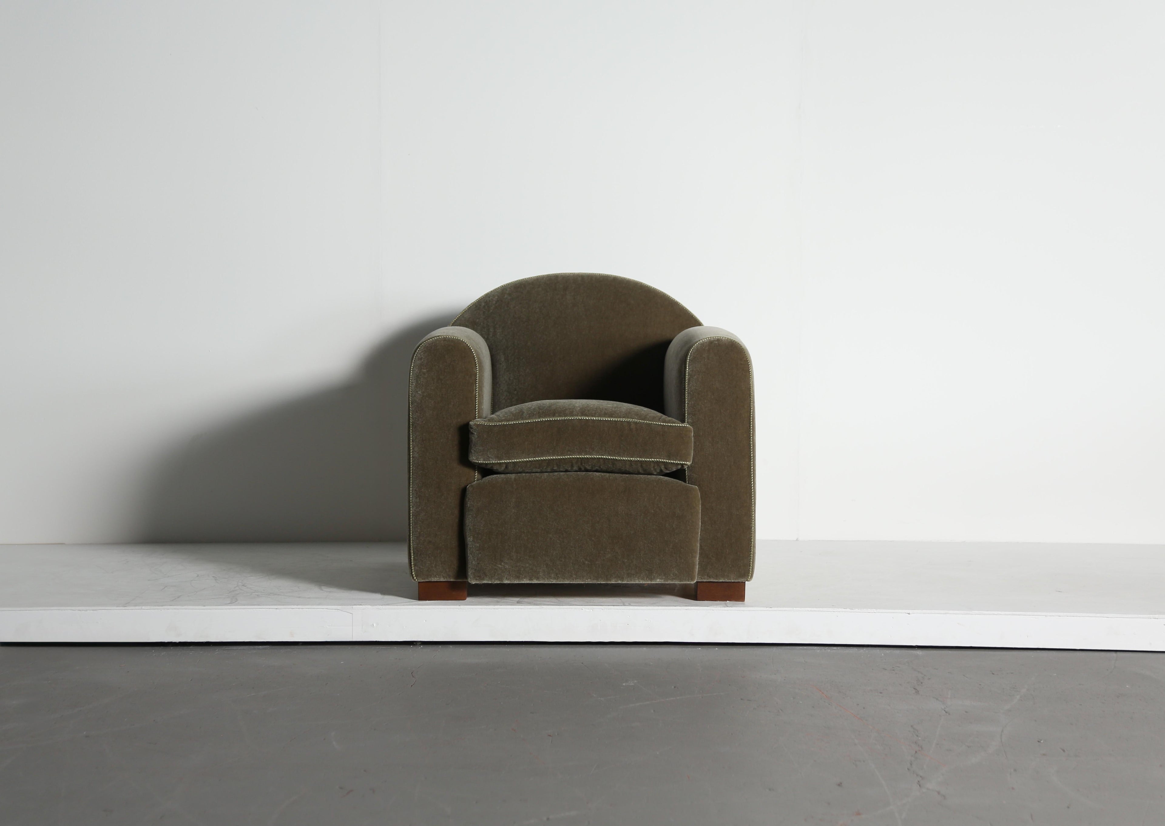 https://a.1stdibscdn.com/pair-of-curved-arm-club-chairs-upholstered-in-pure-mohair-for-sale-picture-16/f_22593/f_467572821758551340305/Moss_Green_Mohair_Curve_Arm_9_25_12_master.jpeg
