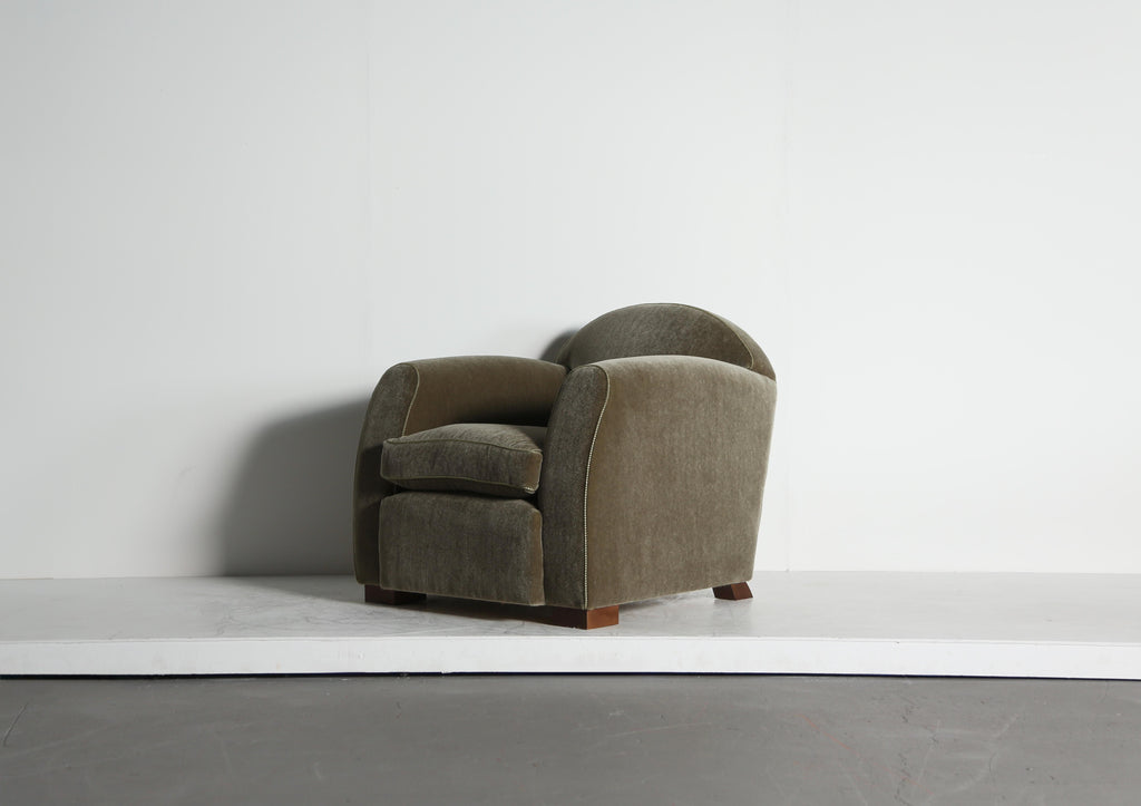 https://a.1stdibscdn.com/curved-arm-club-chair-upholstered-in-pure-mohair-for-sale-picture-4/f_22593/f_467575621758551713168/Moss_Green_Mohair_Curve_Arm_9_25_13_master.jpeg