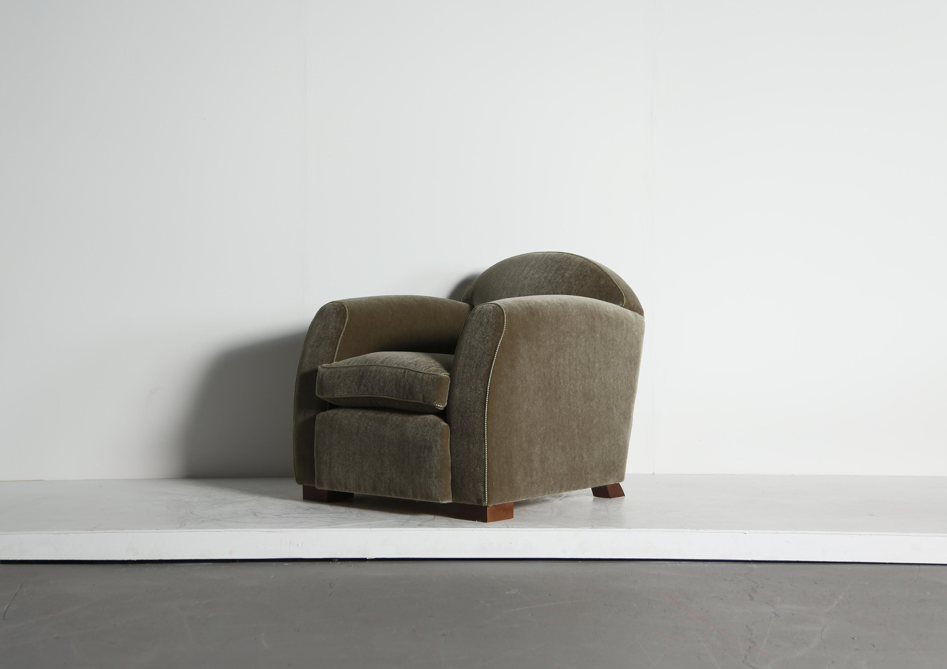 https://a.1stdibscdn.com/pair-of-curved-arm-club-chairs-upholstered-in-pure-mohair-for-sale-picture-17/f_22593/f_467572821758551355897/Moss_Green_Mohair_Curve_Arm_9_25_13_master.jpeg