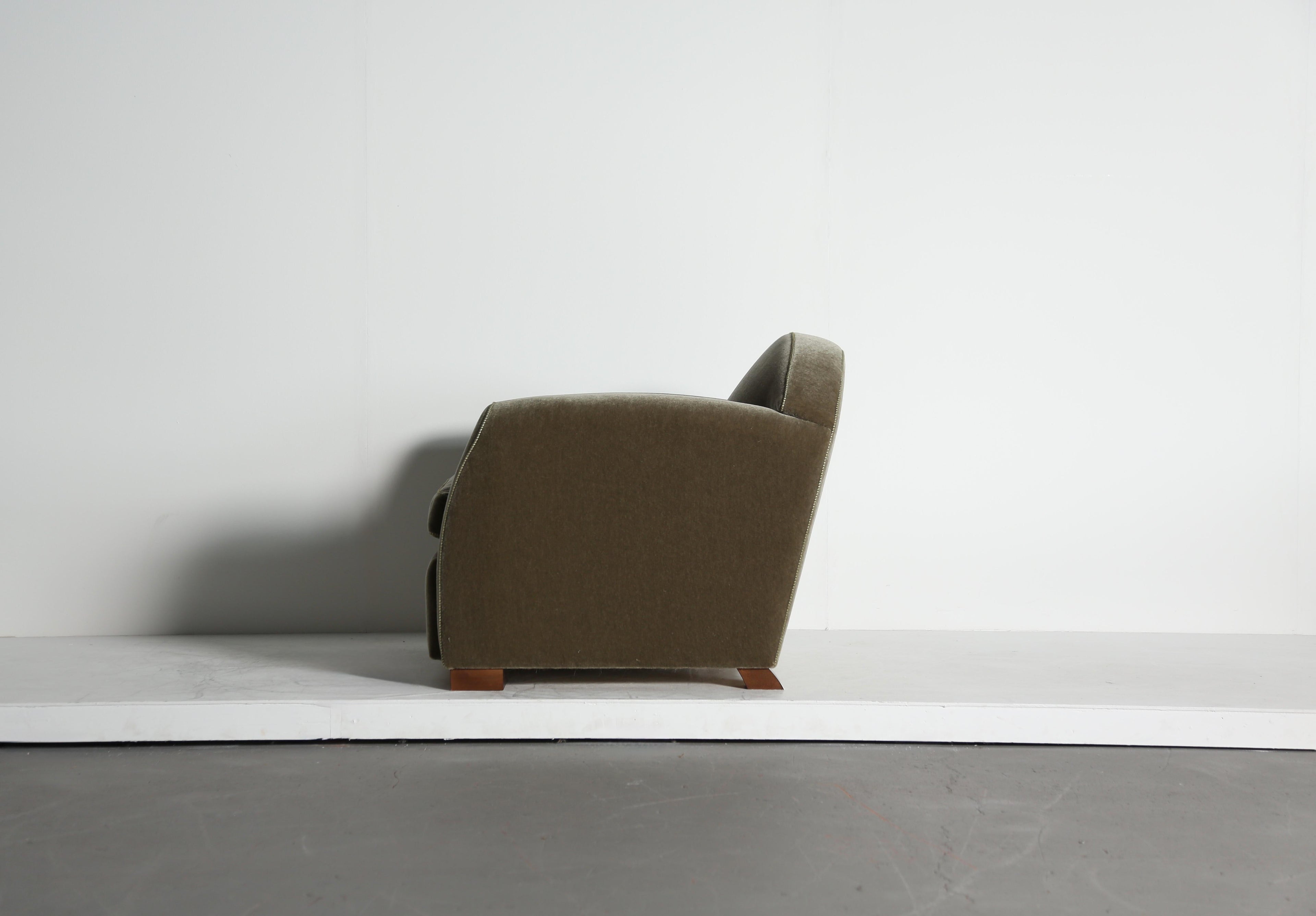https://a.1stdibscdn.com/curved-arm-club-chair-upholstered-in-pure-mohair-for-sale-picture-5/f_22593/f_467575621758551713196/Moss_Green_Mohair_Curve_Arm_9_25_14_master.jpeg