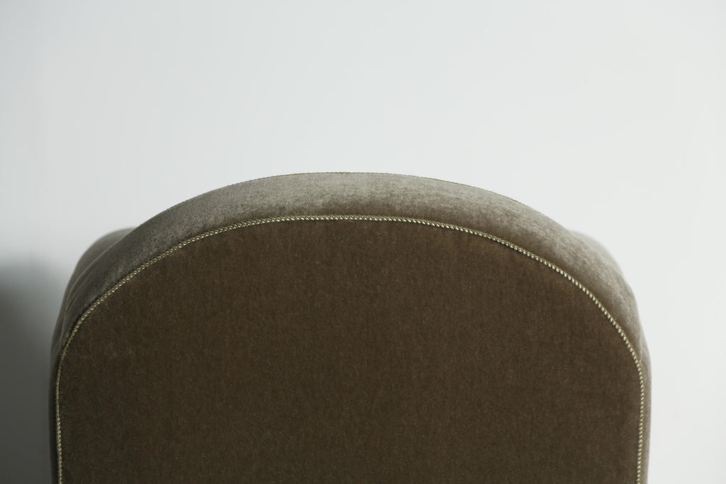 https://a.1stdibscdn.com/pair-of-curved-arm-club-chairs-upholstered-in-pure-mohair-for-sale-picture-8/f_22593/f_467572821758551303474/Moss_Green_Mohair_Curve_Arm_9_25_17_master.jpeg