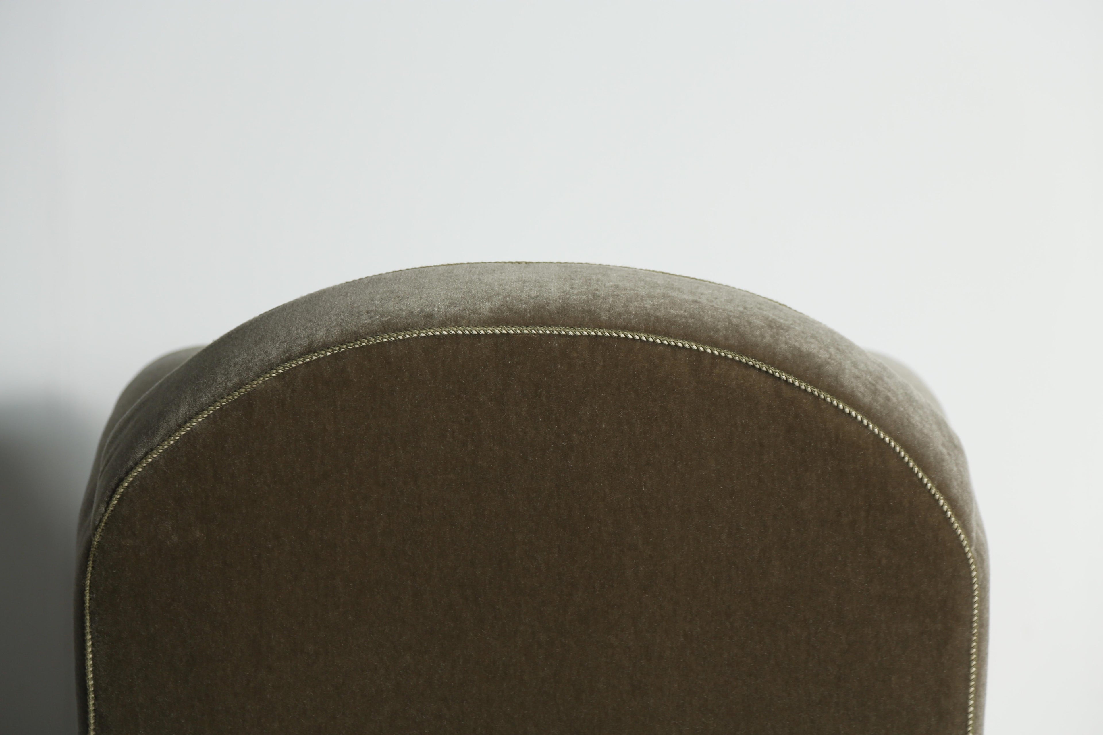 https://a.1stdibscdn.com/pair-of-curved-arm-club-chairs-upholstered-in-pure-mohair-for-sale-picture-8/f_22593/f_467572821758551303474/Moss_Green_Mohair_Curve_Arm_9_25_17_master.jpeg