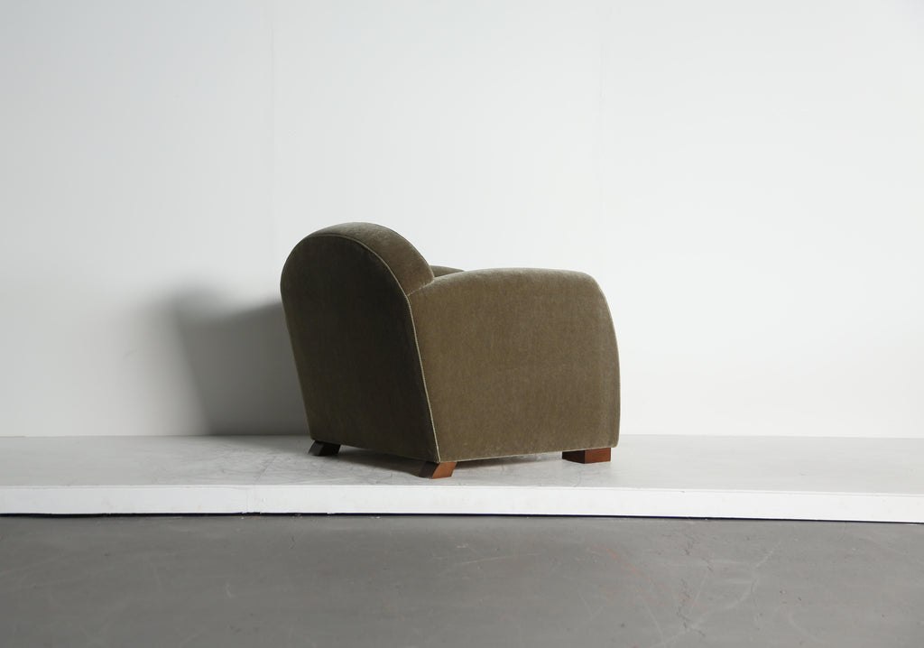 https://a.1stdibscdn.com/pair-of-curved-arm-club-chairs-upholstered-in-pure-mohair-for-sale-picture-19/f_22593/f_467572821758551366605/Moss_Green_Mohair_Curve_Arm_9_25_18_master.jpeg