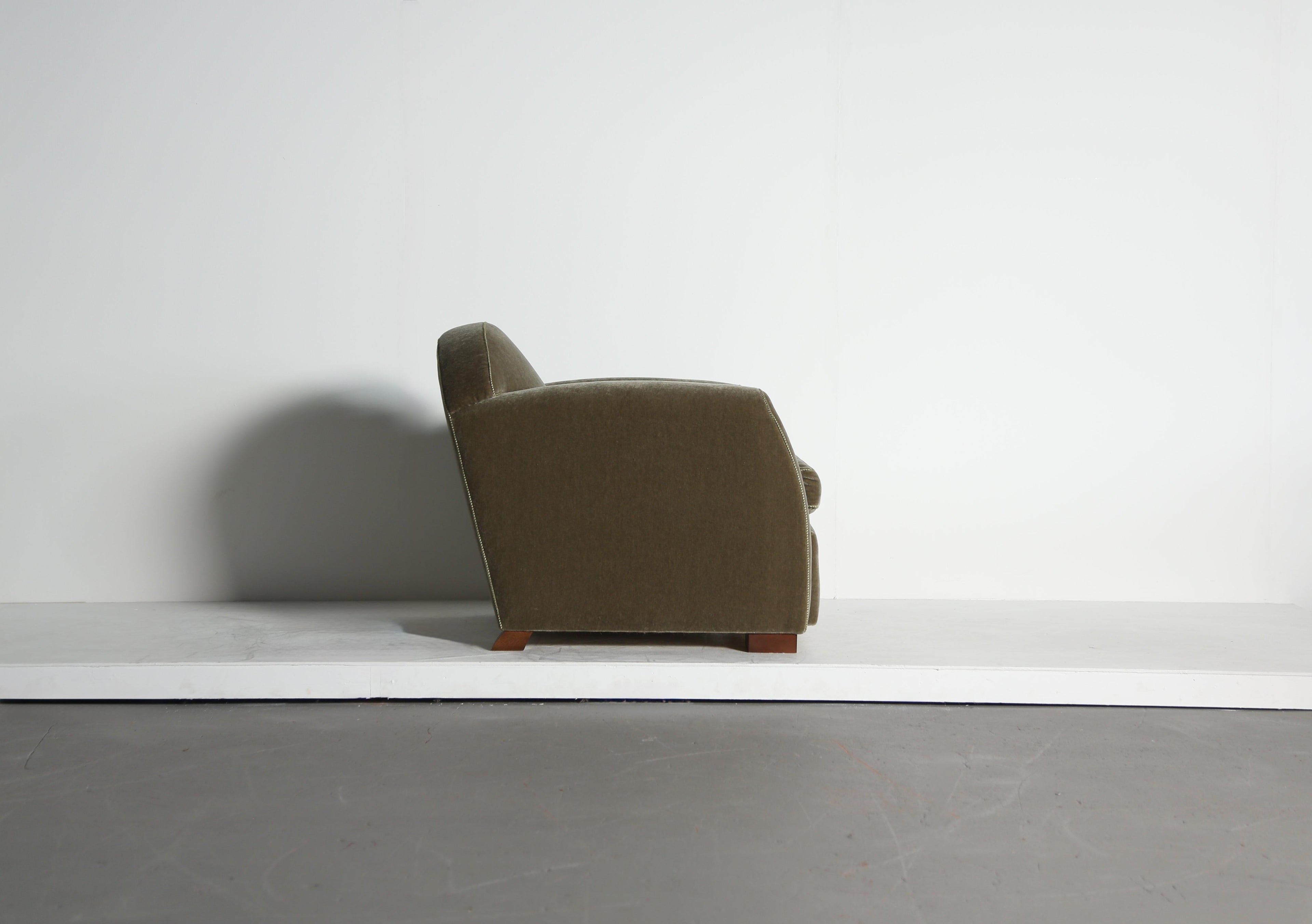 https://a.1stdibscdn.com/pair-of-curved-arm-club-chairs-upholstered-in-pure-mohair-for-sale-picture-20/f_22593/f_467572821758551366939/Moss_Green_Mohair_Curve_Arm_9_25_19_master.jpeg