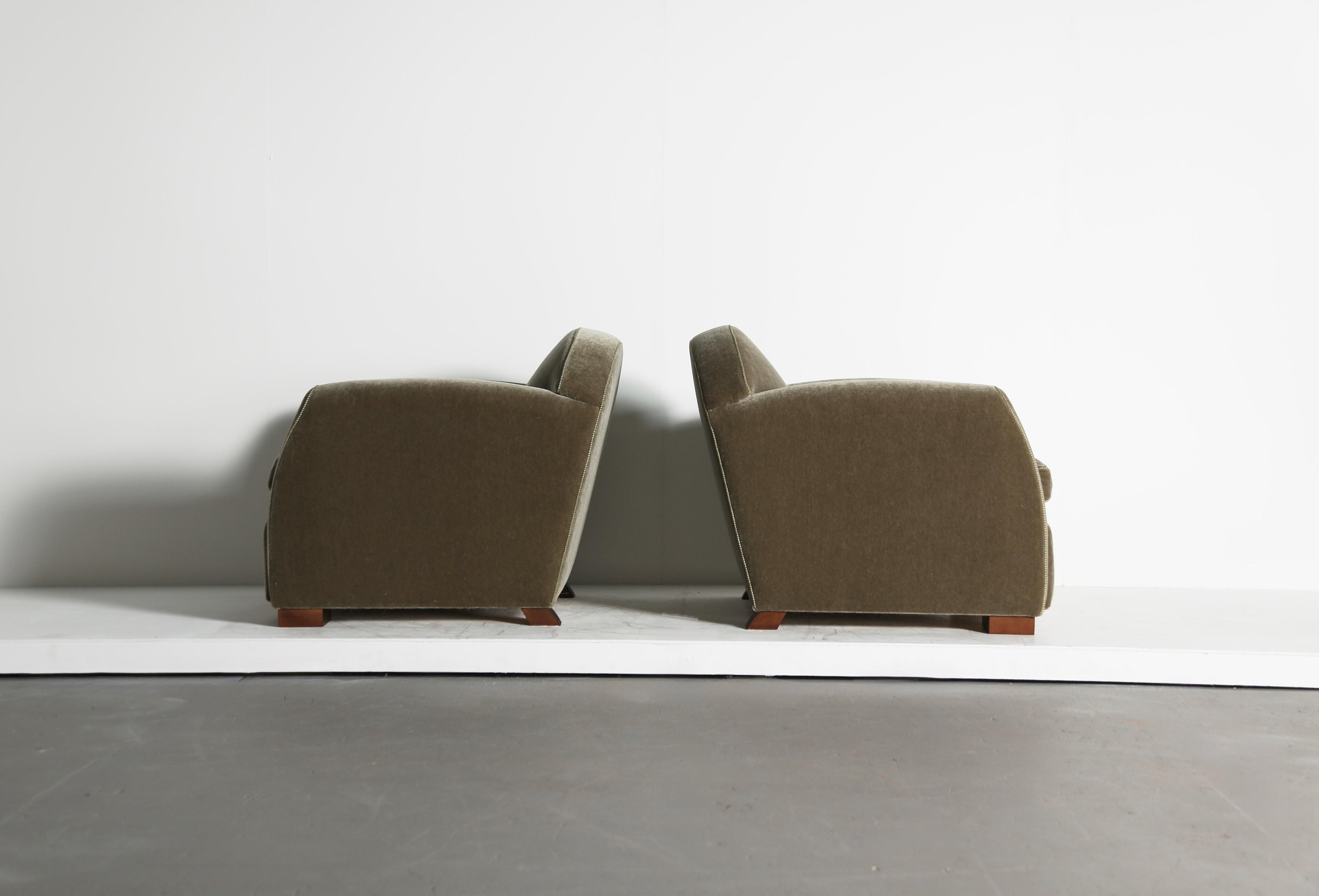 https://a.1stdibscdn.com/pair-of-curved-arm-club-chairs-upholstered-in-pure-mohair-for-sale-picture-10/f_22593/f_467572821758551318025/Moss_Green_Mohair_Curve_Arm_9_25_1_master.jpeg