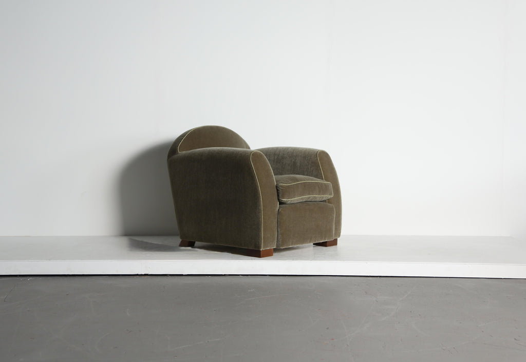 https://a.1stdibscdn.com/curved-arm-club-chair-upholstered-in-pure-mohair-for-sale-picture-2/f_22593/f_467575621758551699905/Moss_Green_Mohair_Curve_Arm_9_25_20_master.jpeg