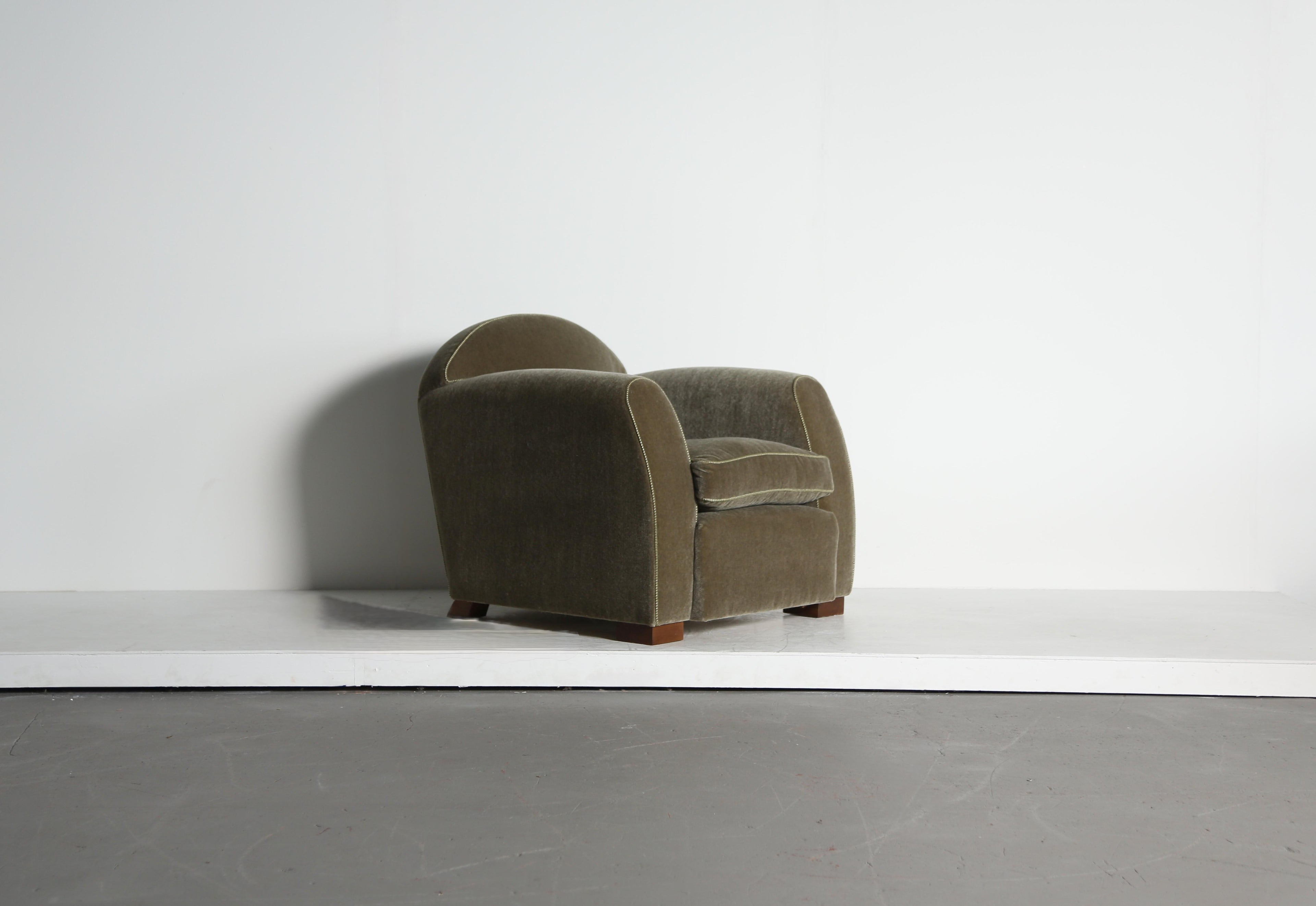 https://a.1stdibscdn.com/curved-arm-club-chair-upholstered-in-pure-mohair-for-sale-picture-2/f_22593/f_467575621758551699905/Moss_Green_Mohair_Curve_Arm_9_25_20_master.jpeg