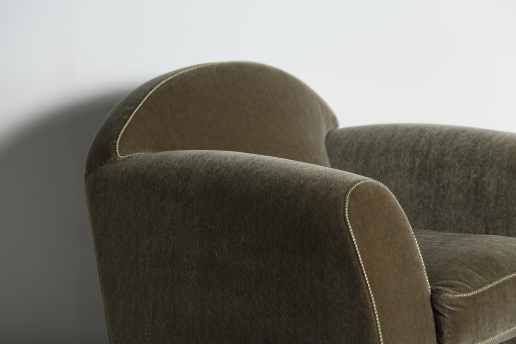 https://a.1stdibscdn.com/pair-of-curved-arm-club-chairs-upholstered-in-pure-mohair-for-sale-picture-9/f_22593/f_467572821758551318530/Moss_Green_Mohair_Curve_Arm_9_25_21_master.jpeg