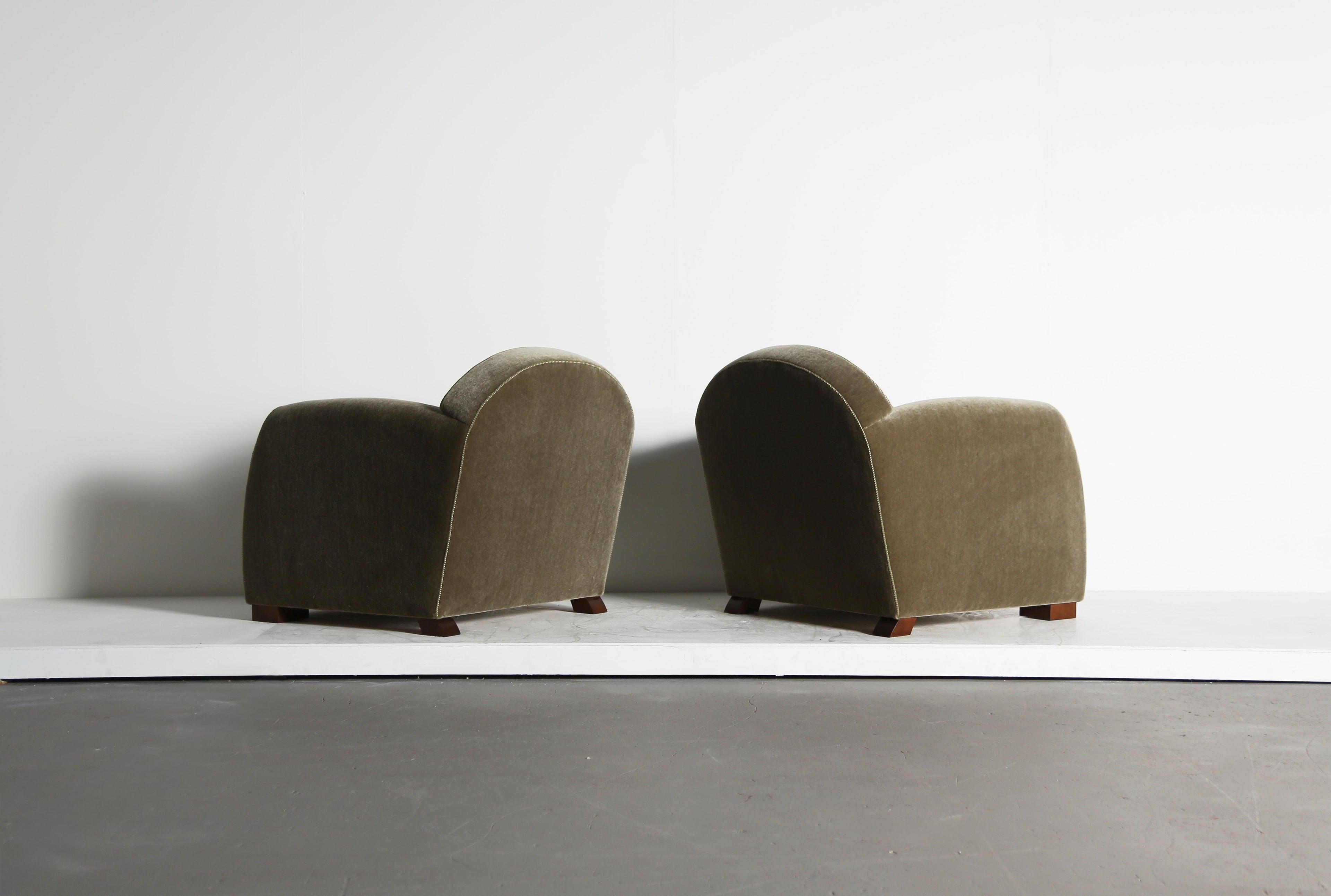 https://a.1stdibscdn.com/pair-of-curved-arm-club-chairs-upholstered-in-pure-mohair-for-sale-picture-4/f_22593/f_467572821758551283793/Moss_Green_Mohair_Curve_Arm_9_25_2_master.jpeg