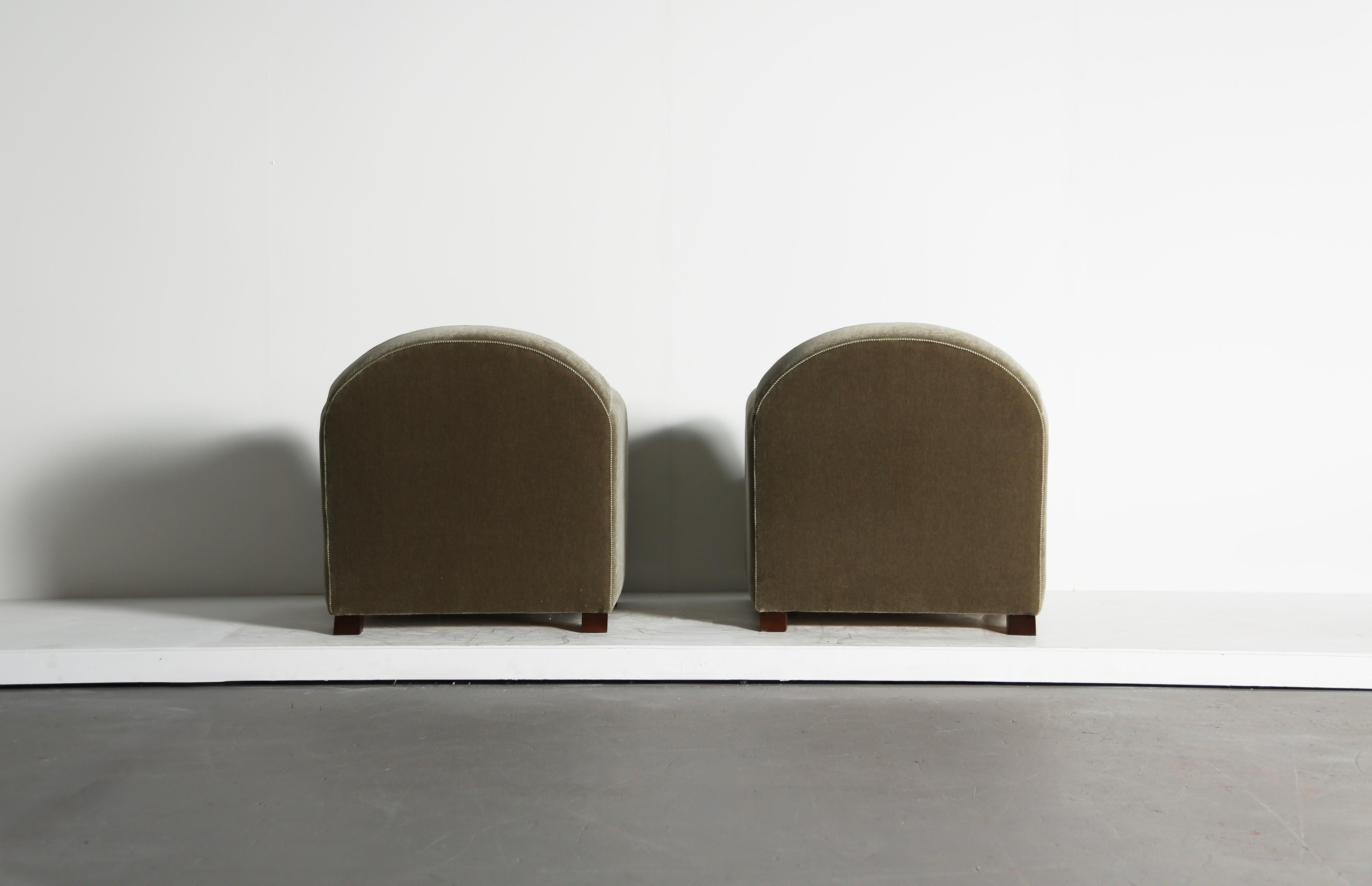 https://a.1stdibscdn.com/pair-of-curved-arm-club-chairs-upholstered-in-pure-mohair-for-sale-picture-11/f_22593/f_467572821758551318311/Moss_Green_Mohair_Curve_Arm_9_25_3_master.jpeg