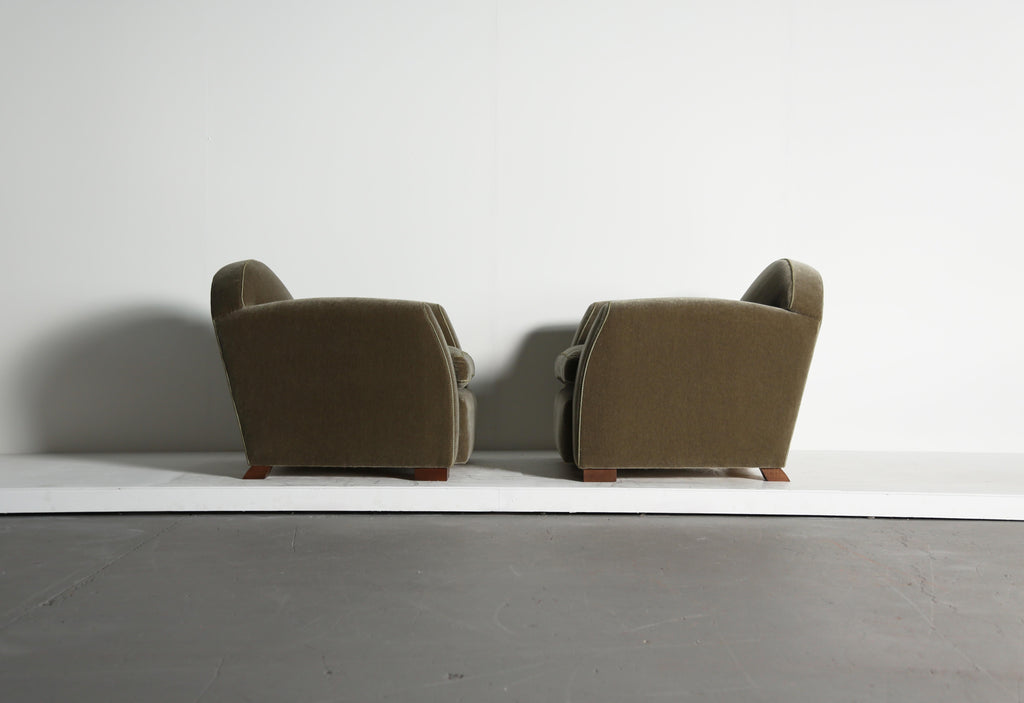 https://a.1stdibscdn.com/pair-of-curved-arm-club-chairs-upholstered-in-pure-mohair-for-sale-picture-5/f_22593/f_467572821758551285060/Moss_Green_Mohair_Curve_Arm_9_25_4_master.jpeg