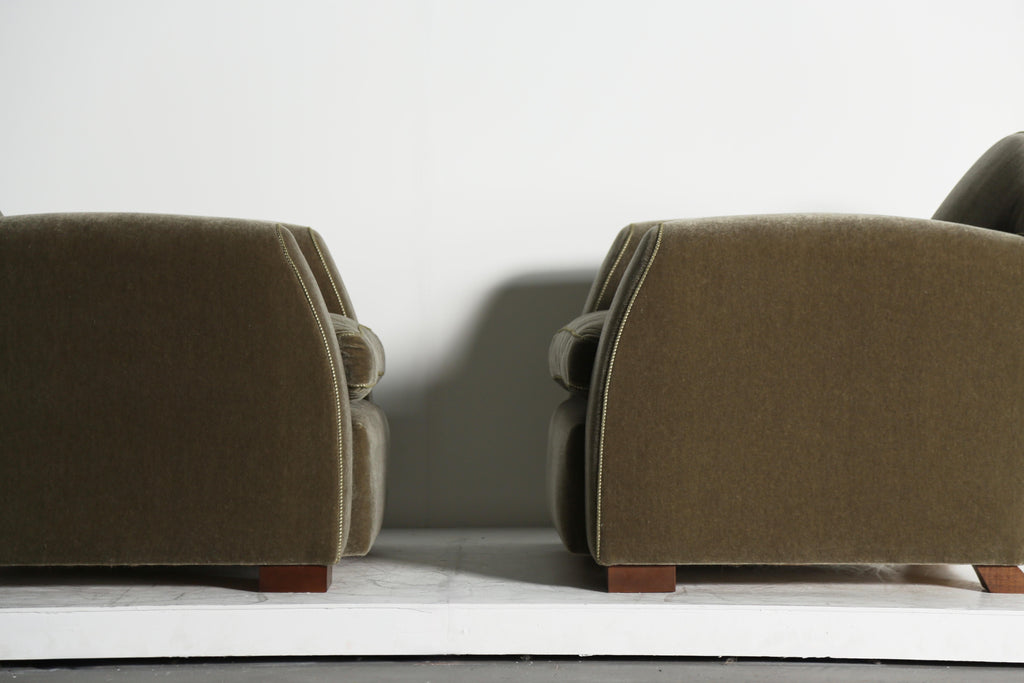 https://a.1stdibscdn.com/pair-of-curved-arm-club-chairs-upholstered-in-pure-mohair-for-sale-picture-12/f_22593/f_467572821758551329138/Moss_Green_Mohair_Curve_Arm_9_25_5_master.jpeg