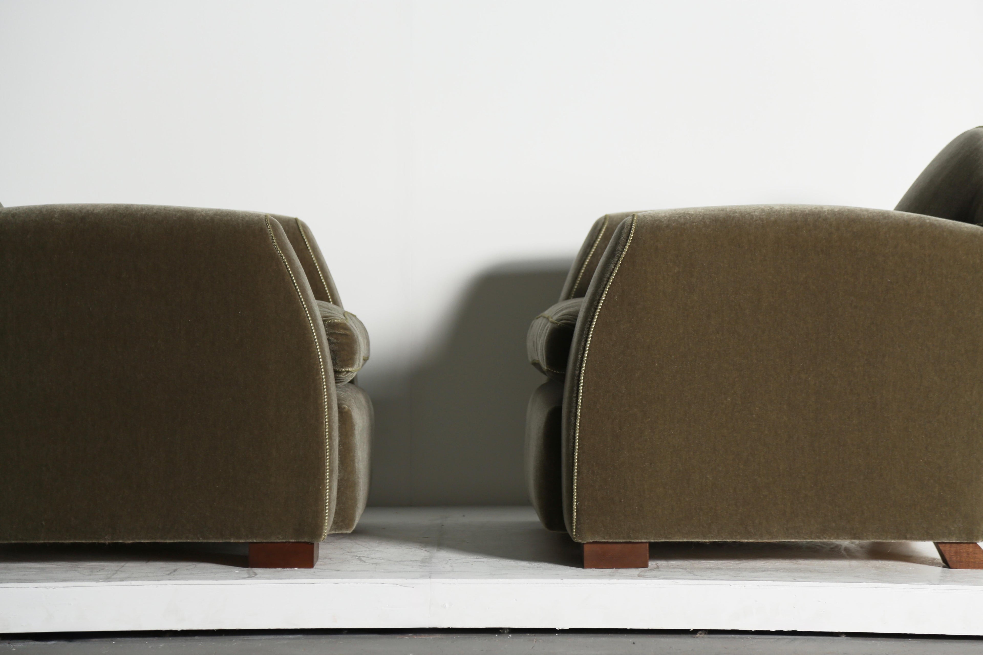 https://a.1stdibscdn.com/pair-of-curved-arm-club-chairs-upholstered-in-pure-mohair-for-sale-picture-12/f_22593/f_467572821758551329138/Moss_Green_Mohair_Curve_Arm_9_25_5_master.jpeg