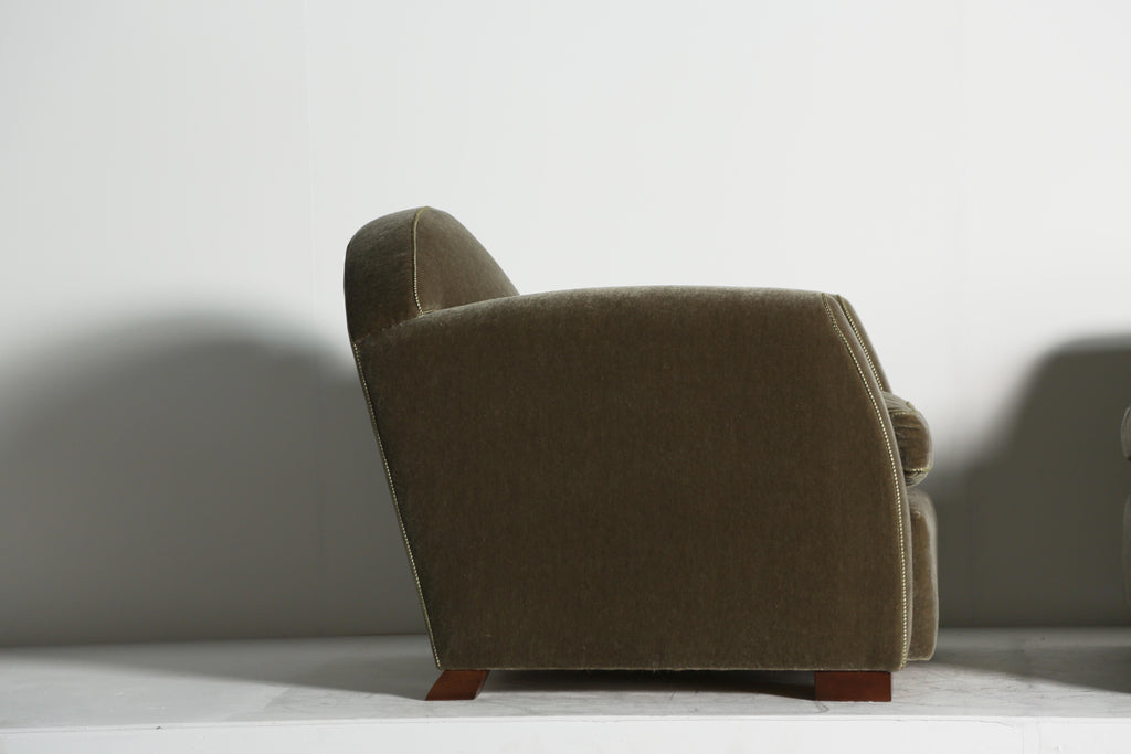 https://a.1stdibscdn.com/pair-of-curved-arm-club-chairs-upholstered-in-pure-mohair-for-sale-picture-6/f_22593/f_467572821758551285028/Moss_Green_Mohair_Curve_Arm_9_25_6_master.jpeg