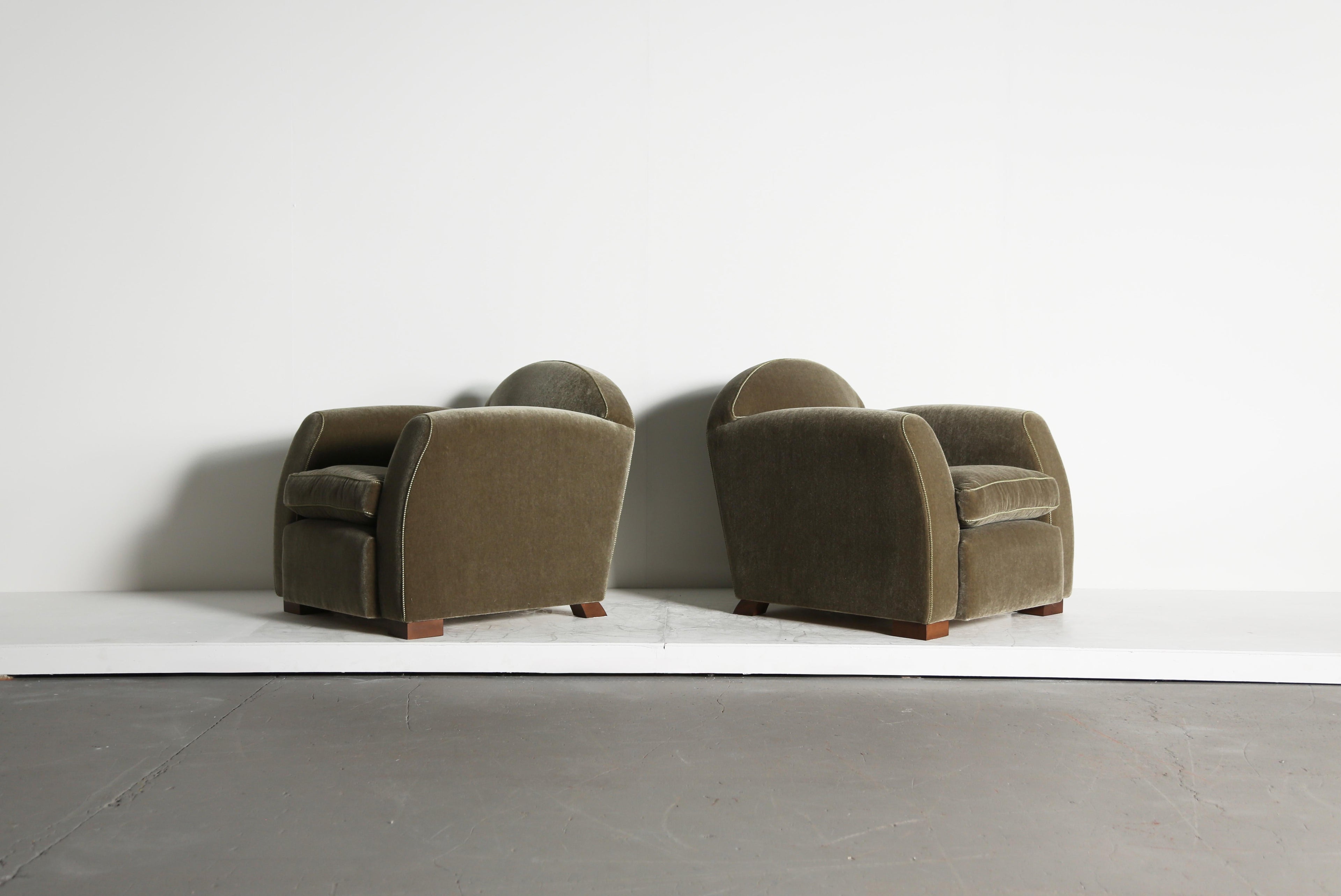 https://a.1stdibscdn.com/pair-of-curved-arm-club-chairs-upholstered-in-pure-mohair-for-sale-picture-3/f_22593/f_467572821758551265707/Moss_Green_Mohair_Curve_Arm_9_25_master.jpeg