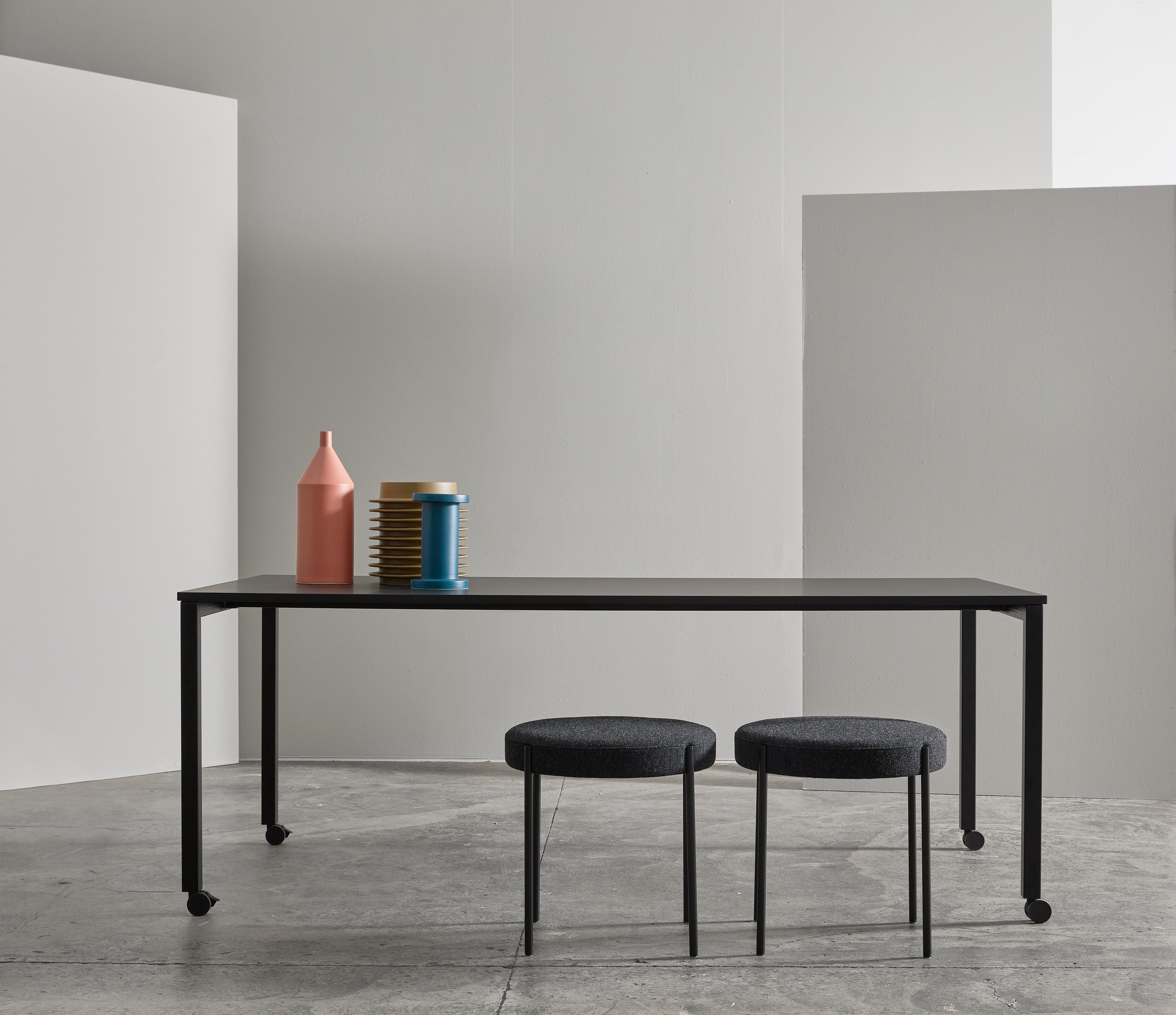 https://a.1stdibscdn.com/panton-move-dining-table-in-black-by-verner-panton-for-sale-picture-3/12330573/f_144075411555480765529/Move_black_2_master.jpg