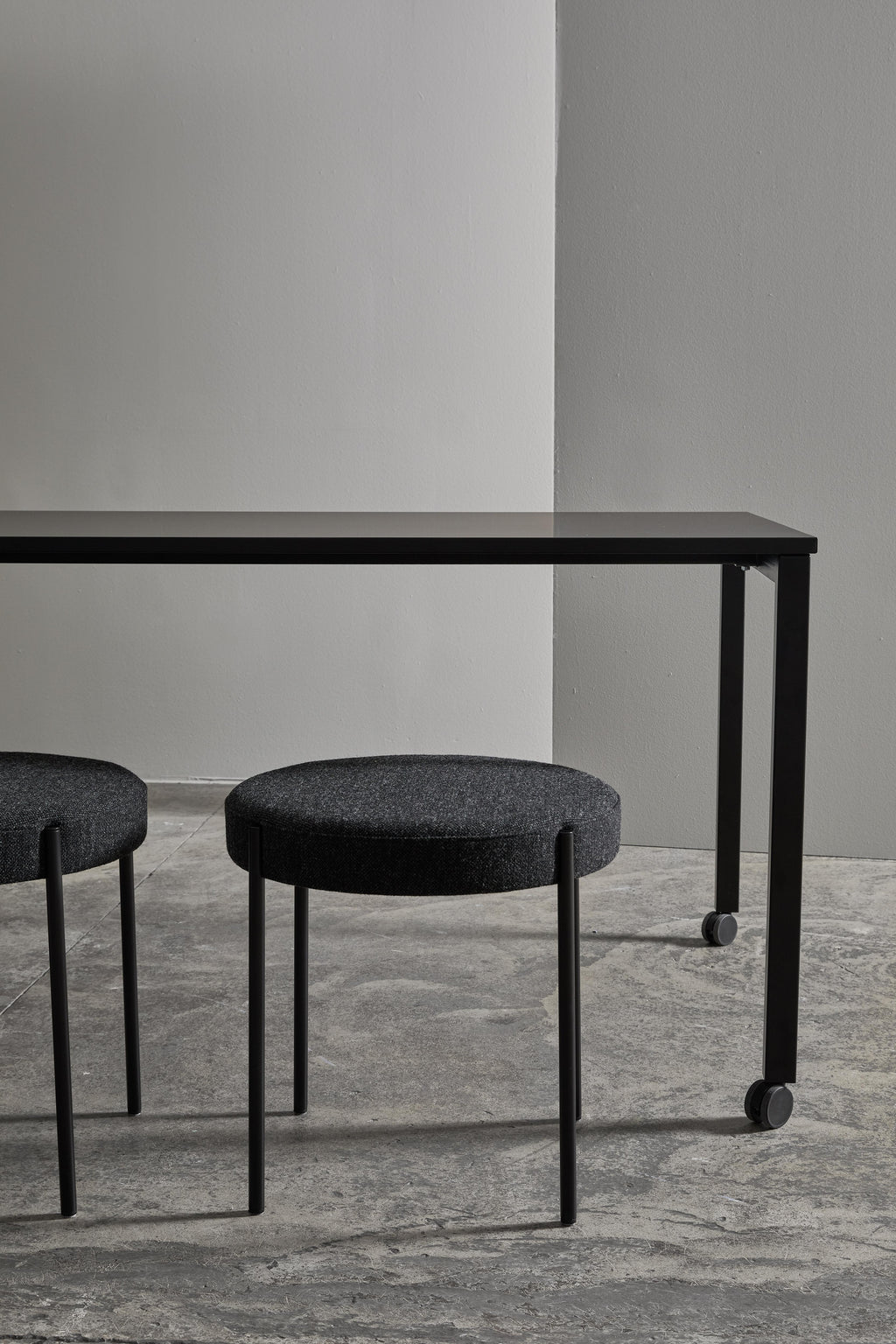 https://a.1stdibscdn.com/panton-move-dining-table-in-black-by-verner-panton-for-sale-picture-4/12330573/f_144075411555480773980/Move_black_3_master.jpg