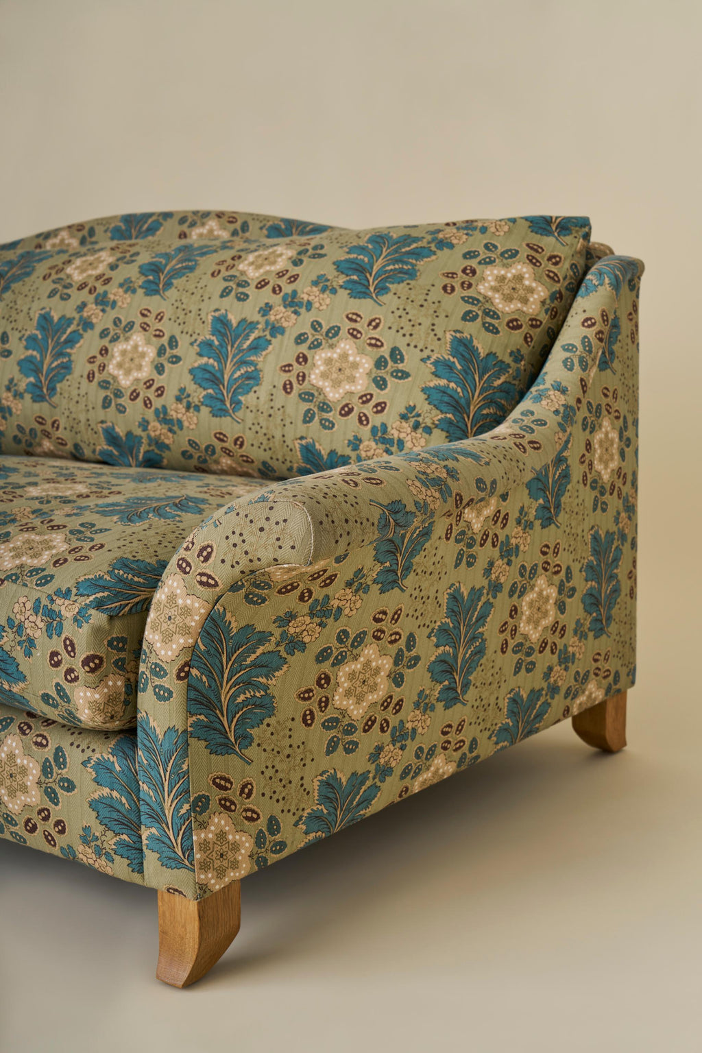 https://a.1stdibscdn.com/mulberry-sofa-in-jasper-ondine-teal-for-sale-picture-5/f_91342/f_443779521743779343647/Mulberry_Sofa_Ondine_Teal_Detail_062_master.jpg