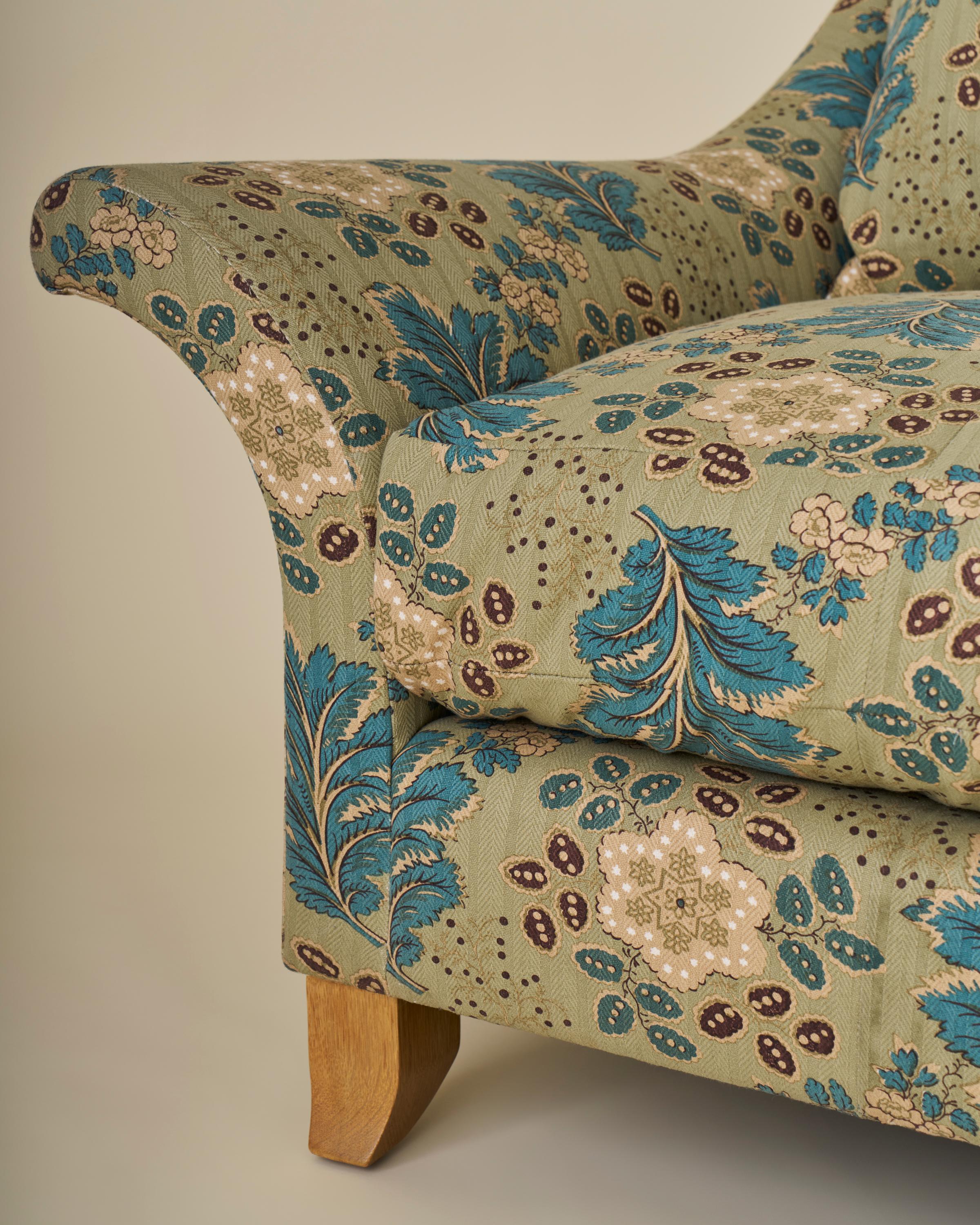 https://a.1stdibscdn.com/mulberry-sofa-in-jasper-ondine-teal-for-sale-picture-4/f_91342/f_443779521743779317459/Mulberry_Sofa_Ondine_Teal_Detail_066_master.jpg
