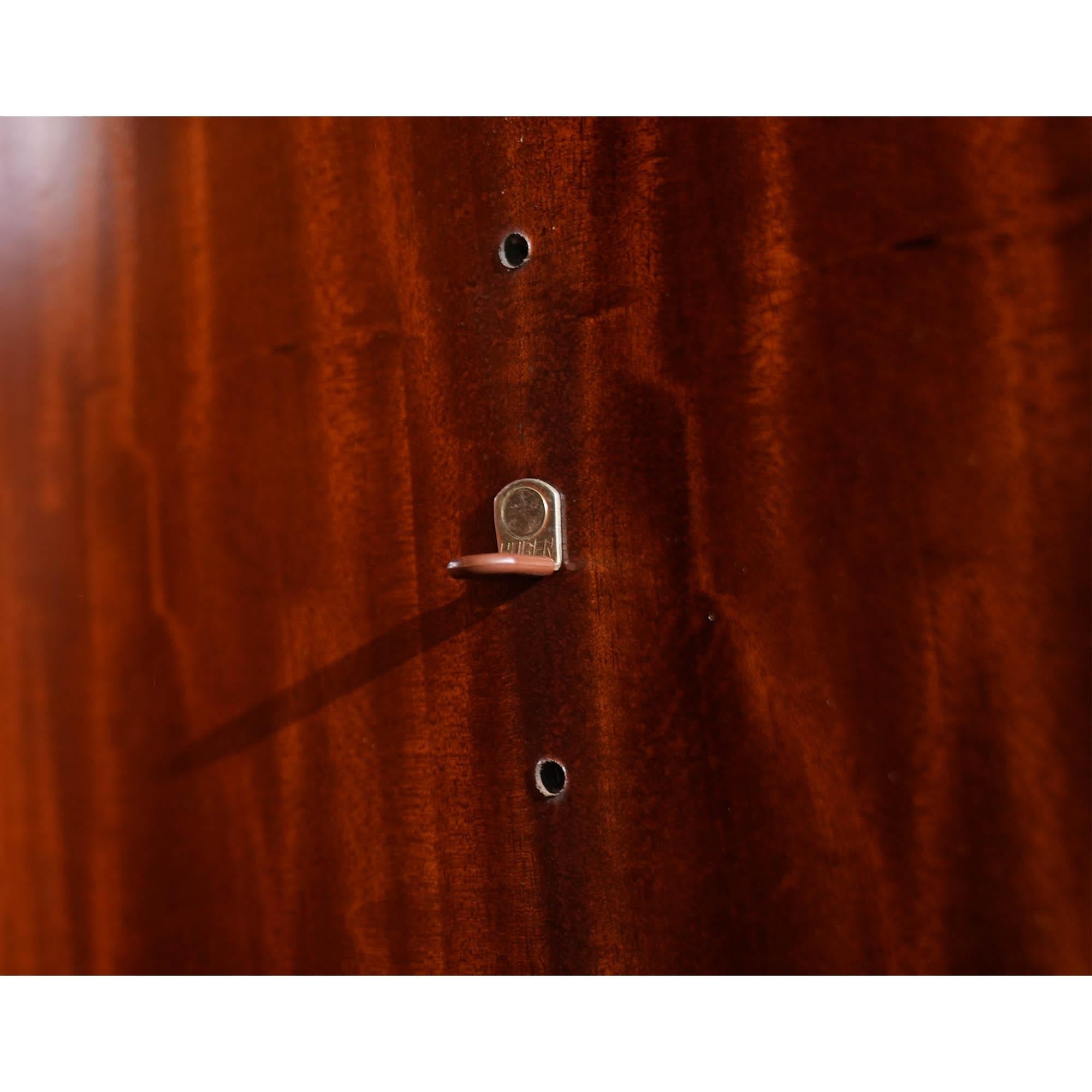 https://a.1stdibscdn.com/chippendale-mahogany-breakfront-for-sale-picture-12/f_85472/f_344149721703011874452/NDRC013_13_master.jpg