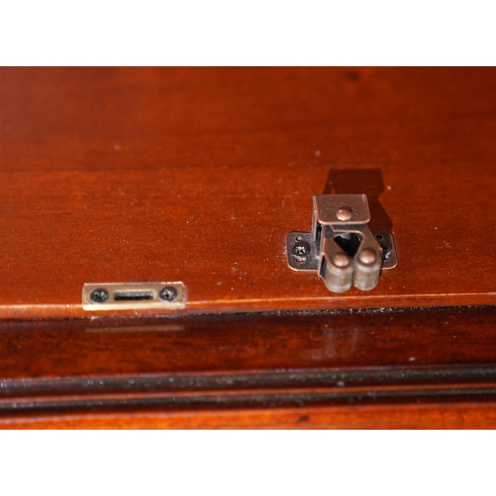 https://a.1stdibscdn.com/chippendale-mahogany-breakfront-for-sale-picture-14/f_85472/f_344149721703011875553/NDRC013_15_master.jpg