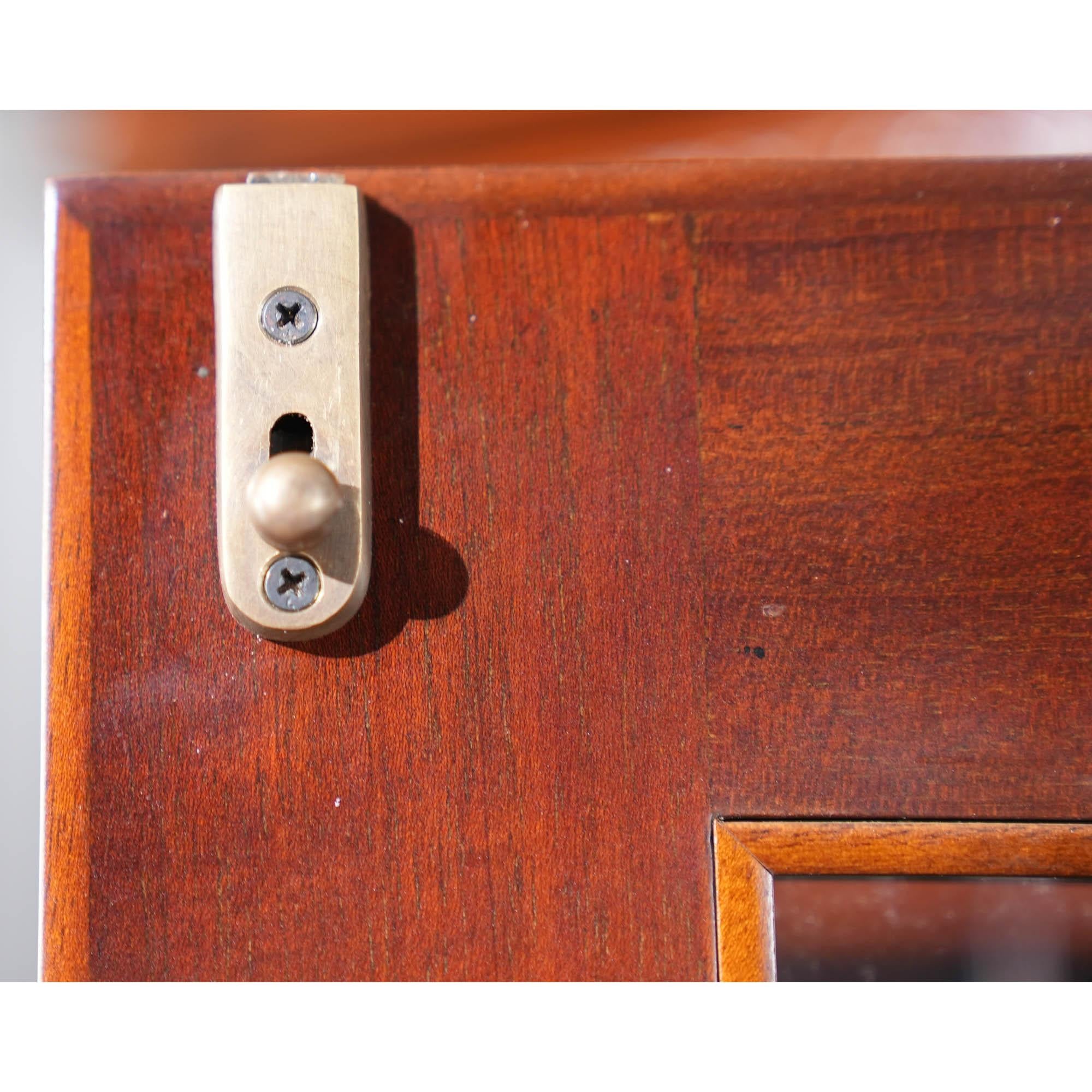 https://a.1stdibscdn.com/chippendale-mahogany-breakfront-for-sale-picture-15/f_85472/f_344149721703011876192/NDRC013_16_master.jpg