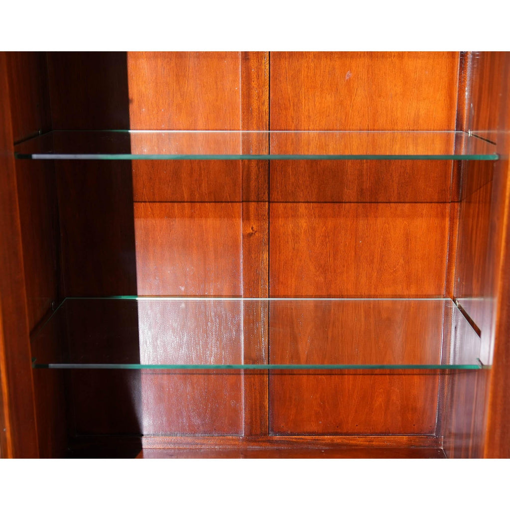 https://a.1stdibscdn.com/chippendale-mahogany-breakfront-for-sale-picture-16/f_85472/f_344149721703011876131/NDRC013_17_master.jpg