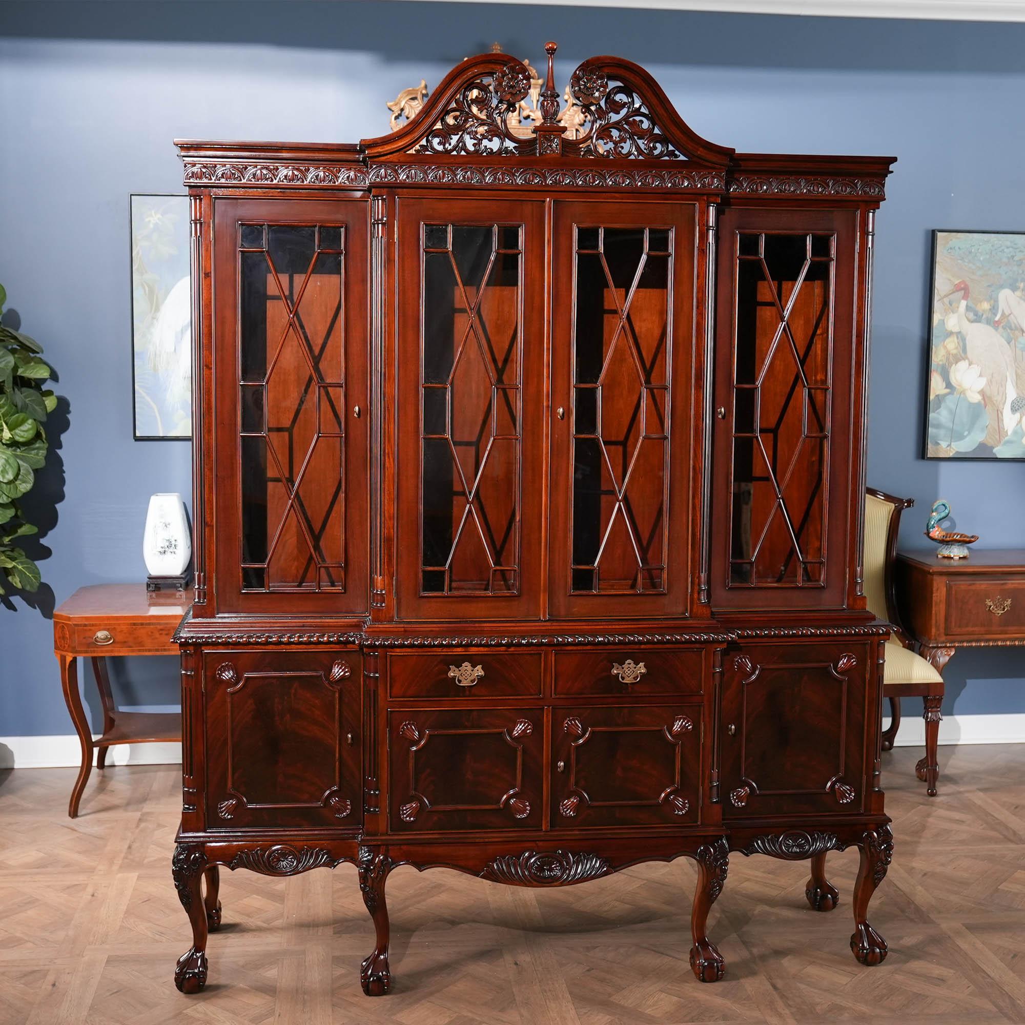 https://a.1stdibscdn.com/chippendale-mahogany-breakfront-for-sale-picture-4/f_85472/f_344149721703011873555/NDRC013_4_master.jpg