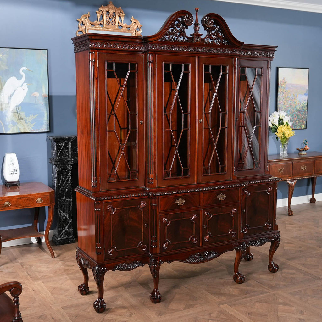 https://a.1stdibscdn.com/chippendale-mahogany-breakfront-for-sale-picture-5/f_85472/f_344149721703011873541/NDRC013_5_master.jpg