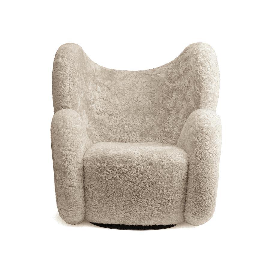 https://a.1stdibscdn.com/big-big-chair-armchair-in-sheepskin-moonlight-by-norr11-for-sale-picture-6/f_31233/f_323860921674558042736/NORR11Big_Big_ChairSheepskin_Moonlight_Front_master.jpg