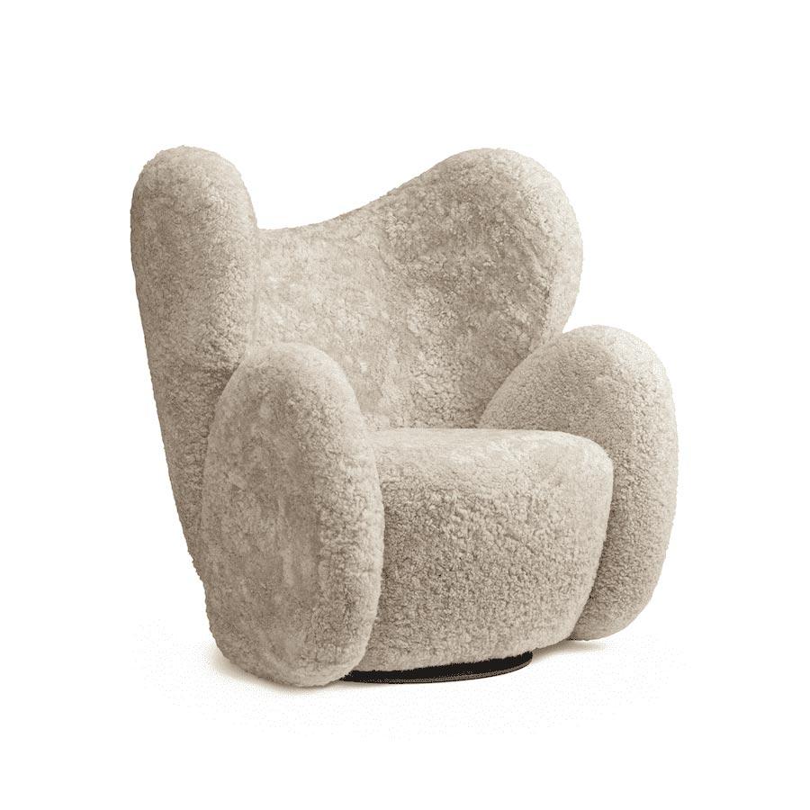 https://a.1stdibscdn.com/big-big-chair-armchair-in-sheepskin-moonlight-by-norr11-for-sale-picture-5/f_31233/f_323860921674558042712/NORR11Big_Big_ChairSheepskin_Moonlight_Side_master.jpg
