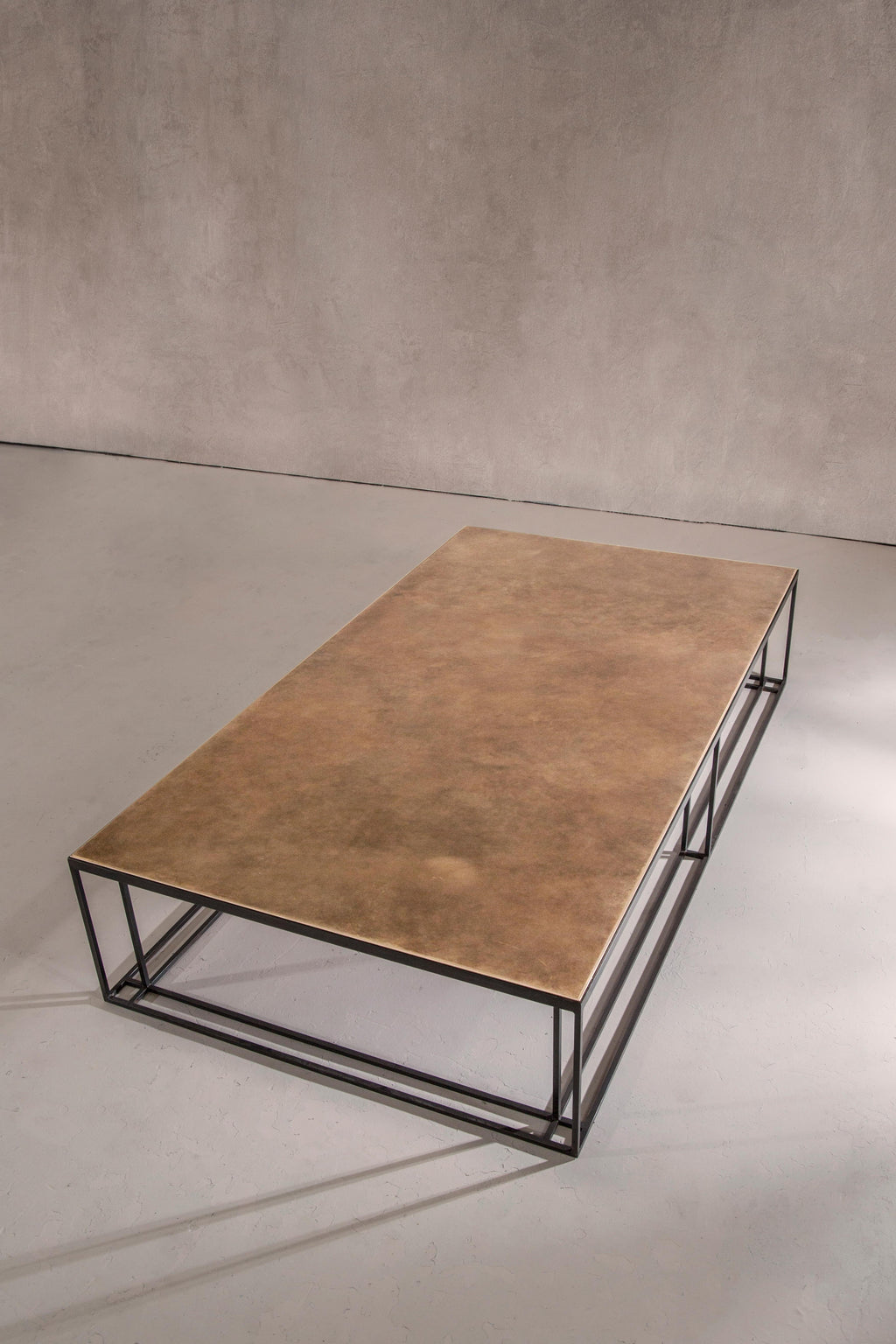 https://a.1stdibscdn.com/binate-coffee-table-extra-large-blackened-steel-frame-patinated-brass-top-for-sale-picture-3/f_25883/f_272126821645089598559/NOVOCASTRIAN_Brass_Binate_Large_14_master.jpg