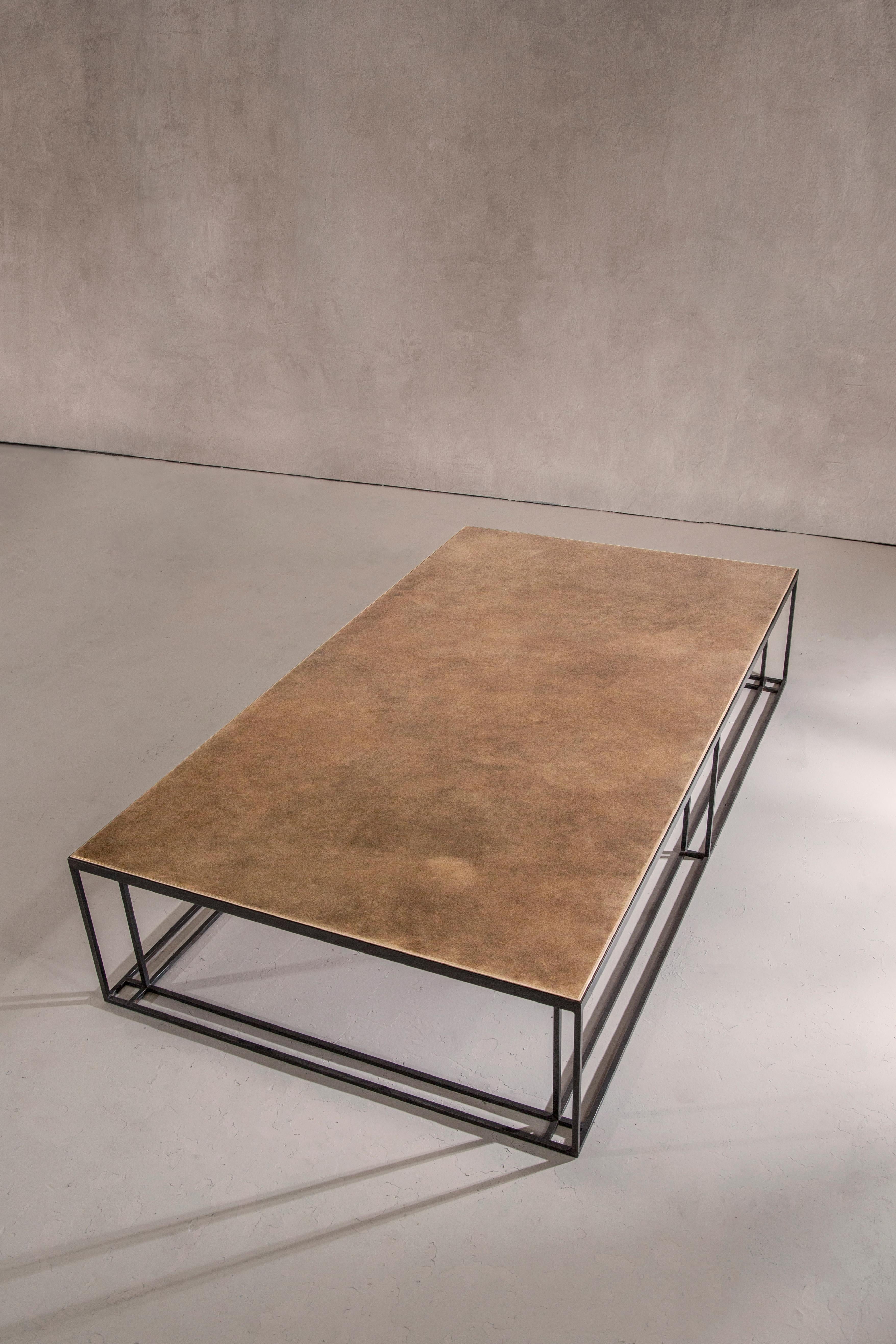 https://a.1stdibscdn.com/binate-coffee-table-extra-large-blackened-steel-frame-patinated-brass-top-for-sale-picture-3/f_25883/f_272126821645089598559/NOVOCASTRIAN_Brass_Binate_Large_14_master.jpg