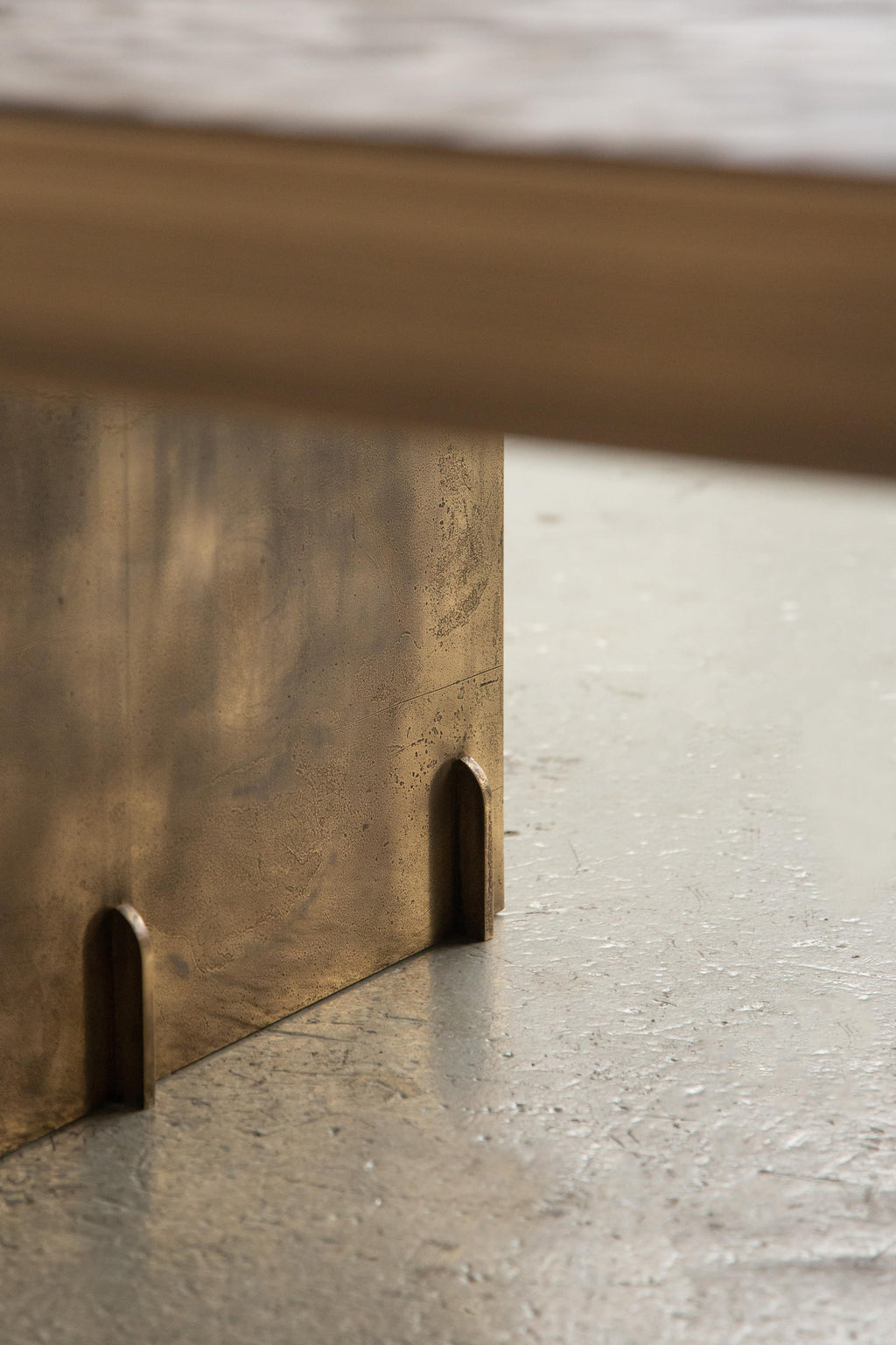 https://a.1stdibscdn.com/rib-coffee-table-sculpted-patinated-brass-for-sale-picture-5/f_25883/f_454076821749632561333/NOVOCASTRIAN_Rib_Coffee_Table_2_master.jpg