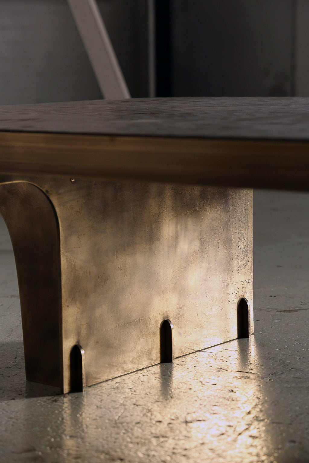 https://a.1stdibscdn.com/rib-coffee-table-sculpted-patinated-brass-for-sale-picture-3/f_25883/f_454076821749632557313/NOVOCASTRIAN_Wilton_Mews_Coffee_Table_1_master.jpg