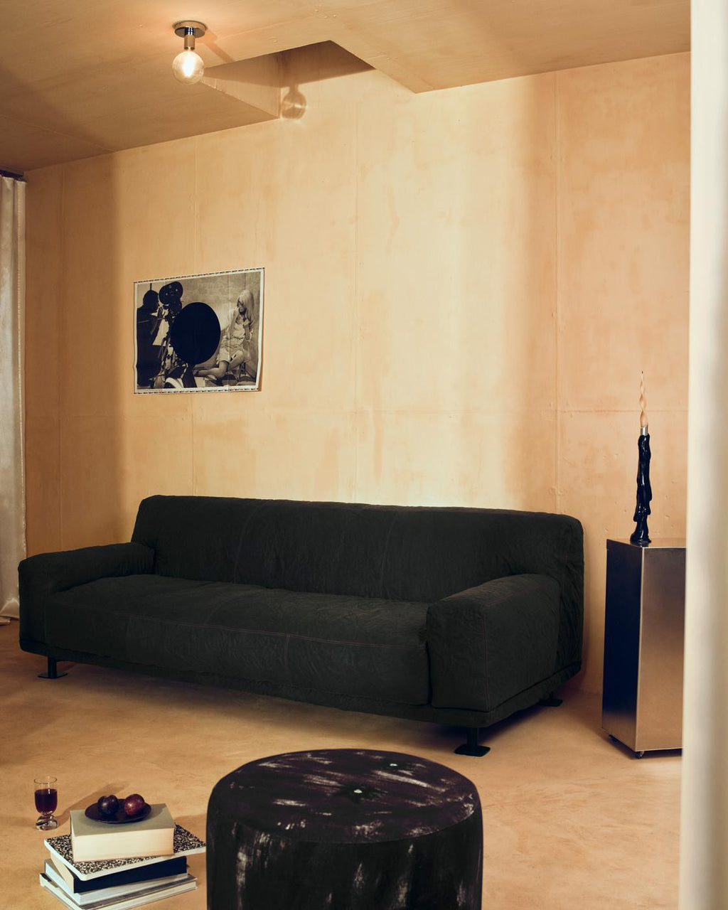 https://a.1stdibscdn.com/newcastle-262-leather-sofa-white-navy-by-giulio-iacchetti-for-sale-picture-3/56838172/f_445318921744774229070/Newcastle_Ambient_1_master.jpg