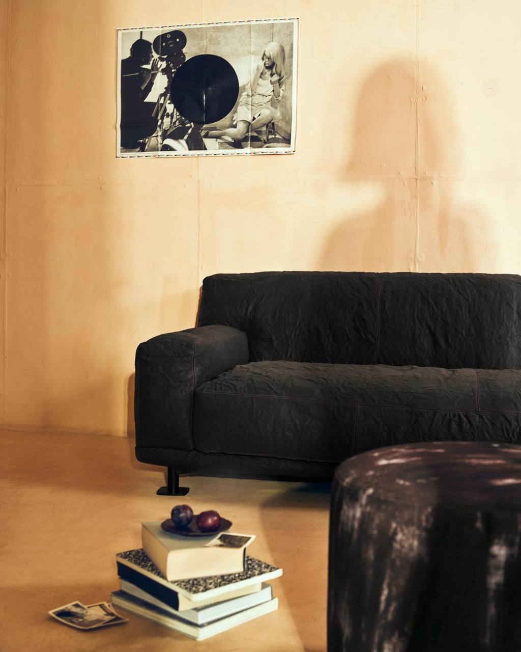 https://a.1stdibscdn.com/newcastle-262-leather-sofa-white-navy-by-giulio-iacchetti-for-sale-picture-4/56838172/f_445318921744774228535/Newcastle_Ambient_2_master.jpg