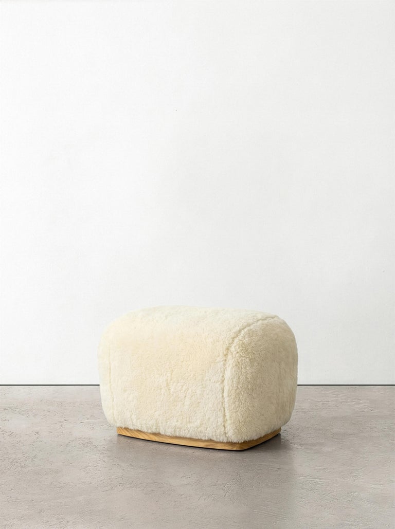 https://a.1stdibscdn.com/set-of-mid-century-modern-round-com-niemeyer-ii-armchair-stool-by-insidherland-for-sale-picture-5/f_53652/f_240355221776172324580/Niemeyer_II_stool_yack_01_oak_InsidherLand_master.jpg?width=768