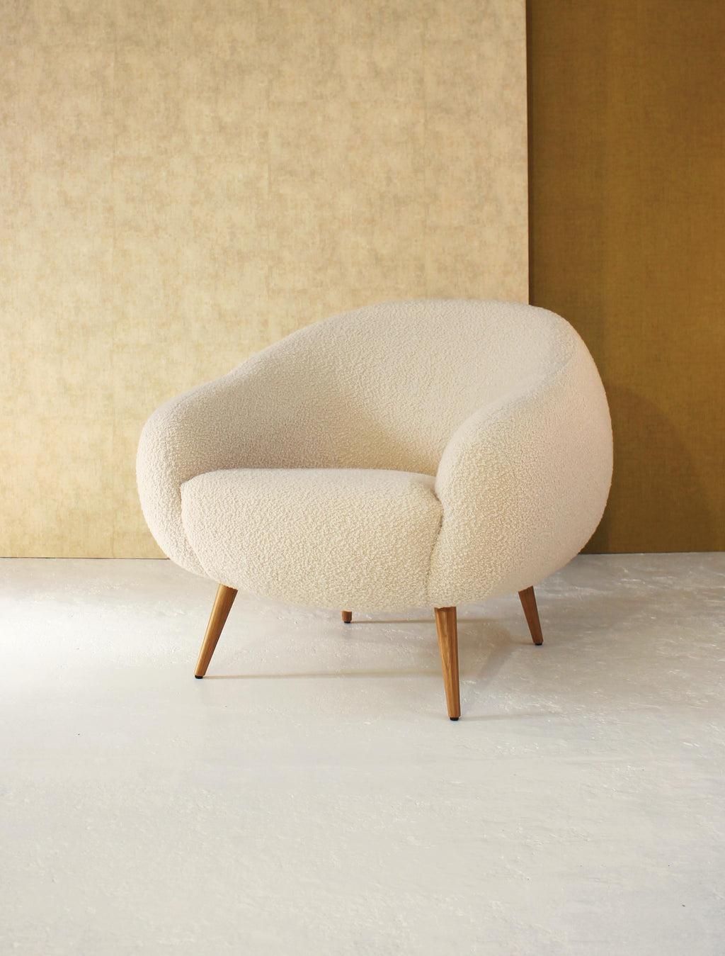 https://a.1stdibscdn.com/niemeyer-armchair-com-insidherland-by-joana-santos-barbosa-for-sale-picture-4/f_53652/f_294742521657205892637/Niemeyer_armchair_W1_InsidherLand_01_master.jpg