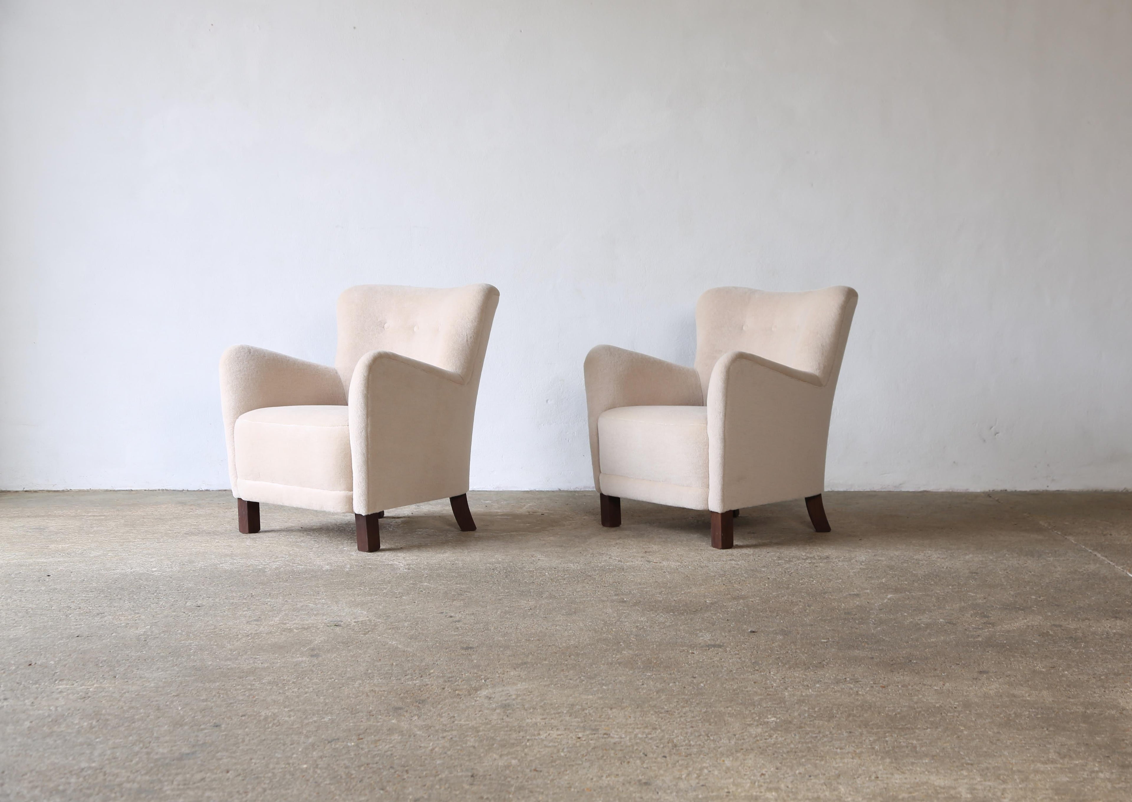 https://a.1stdibscdn.com/pair-of-armchairs-upholstered-in-pure-alpaca-for-sale-picture-2/f_22593/f_416430421727328972592/Nordic_Line_Armchairs_Stone_Alpaca_9_24_1_master.jpg