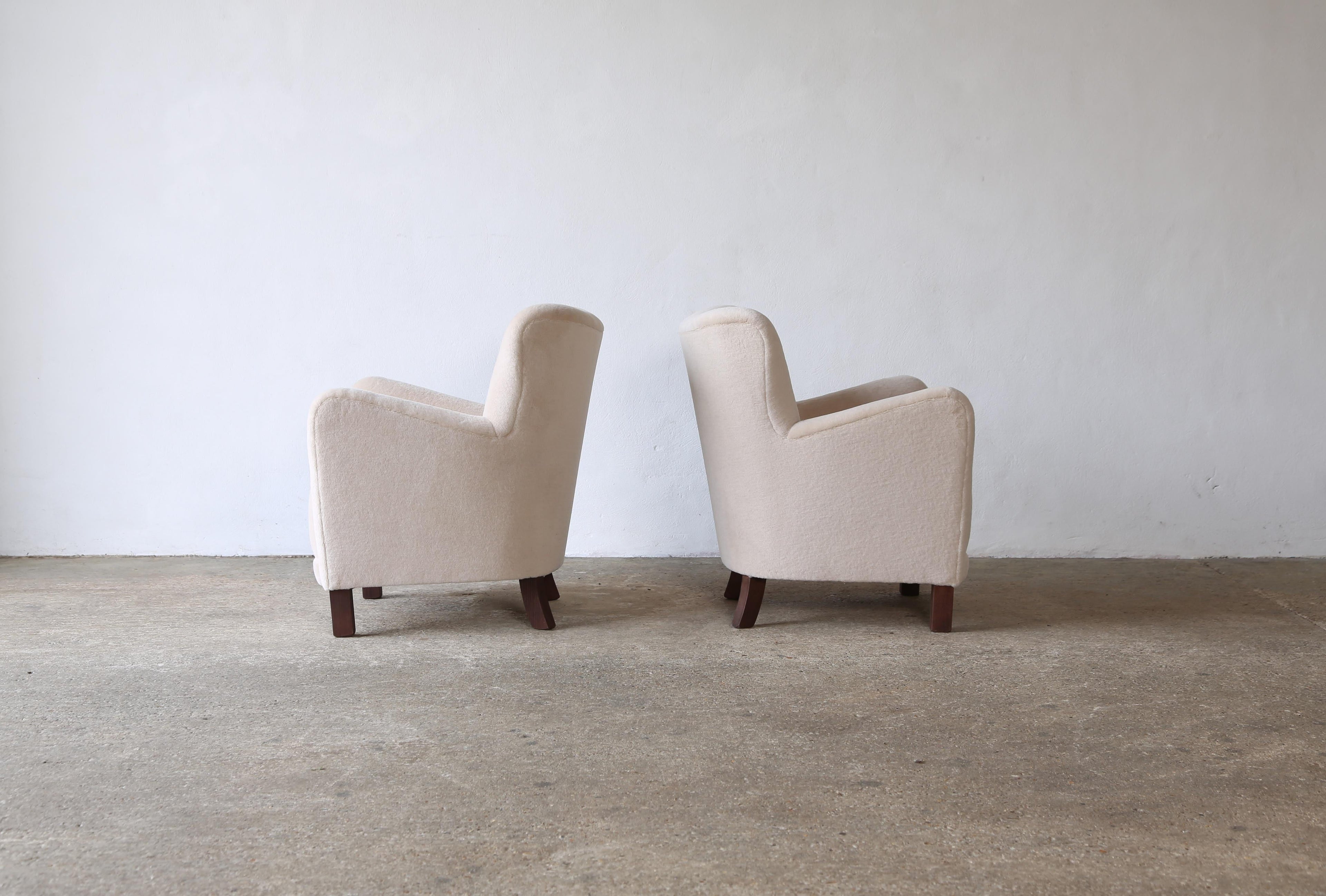 https://a.1stdibscdn.com/pair-of-armchairs-upholstered-in-pure-alpaca-for-sale-picture-4/f_22593/f_416430421727328984395/Nordic_Line_Armchairs_Stone_Alpaca_9_24_3_master.jpg