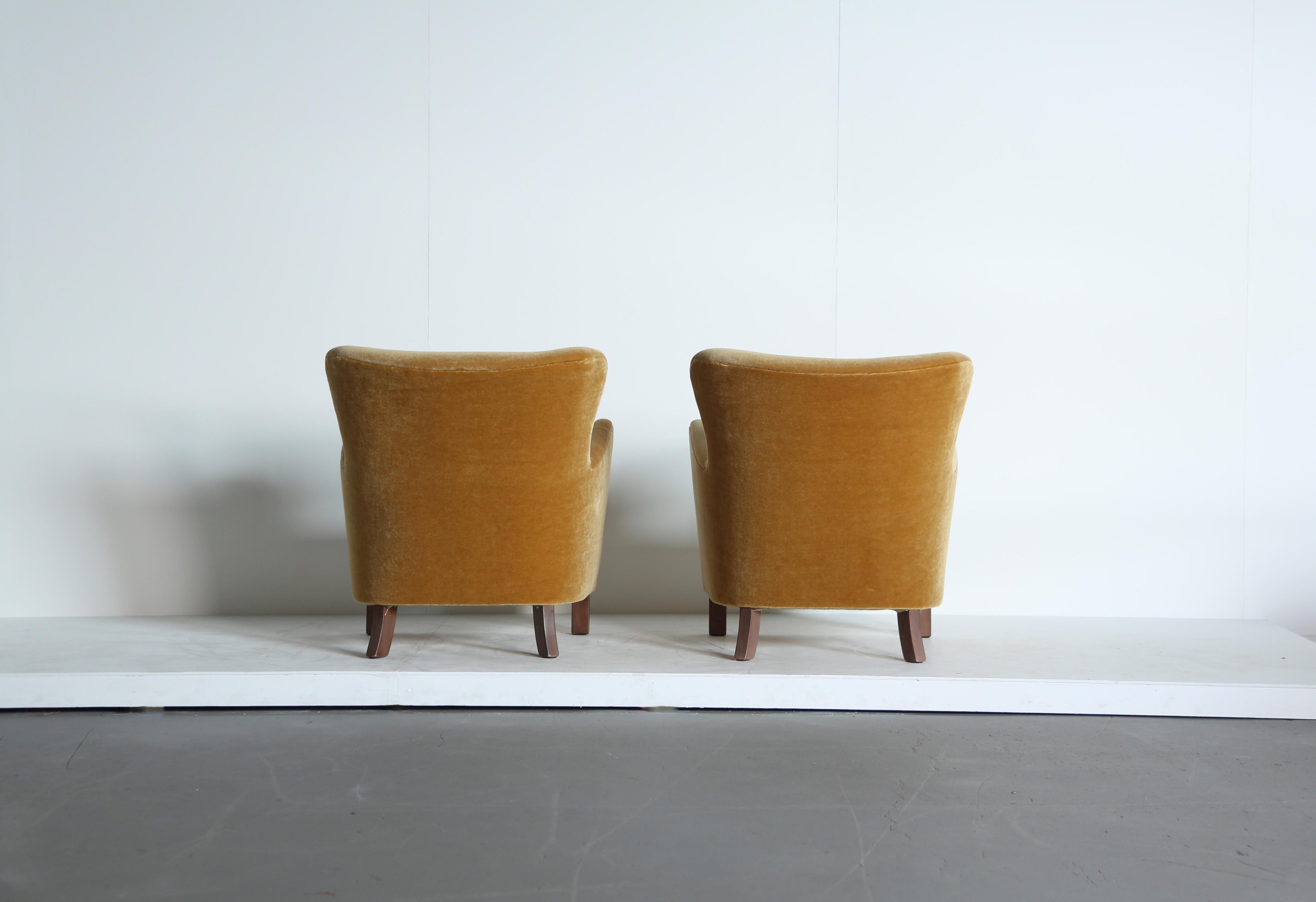 https://a.1stdibscdn.com/pair-of-armchairs-upholstered-in-pure-yellow-gold-mohair-for-sale-picture-9/f_22593/f_448417121746099707156/Nordic_Line_Chairs_Yellow_Mohair_4_25_4_master.jpeg