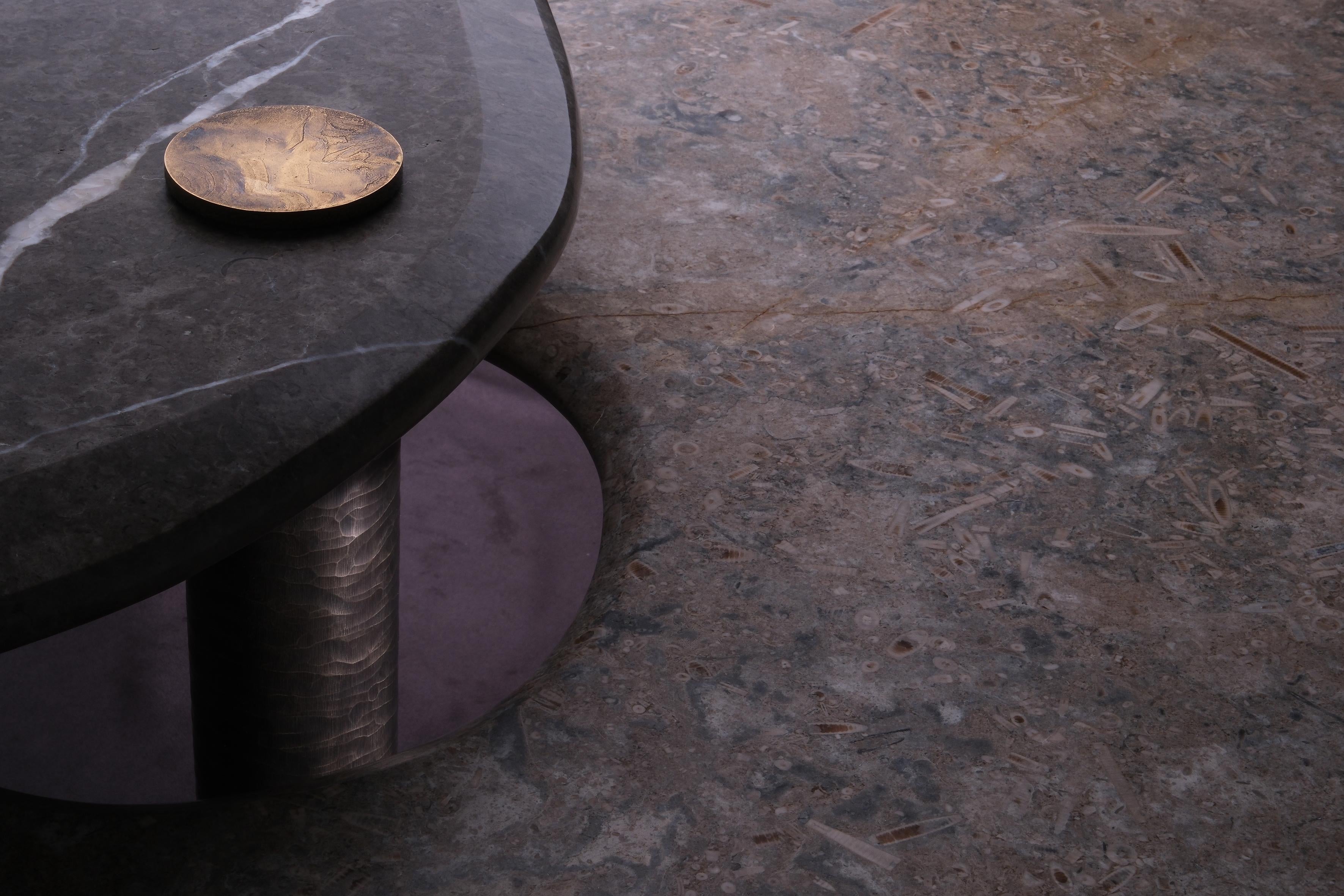 https://a.1stdibscdn.com/handmade-hagstone-coffee-table-cluster-textured-brass-rare-british-marble-for-sale-picture-3/f_25883/f_422605321731325869081/Novocastrian_Hag_Stones_17_WEB_master.JPG