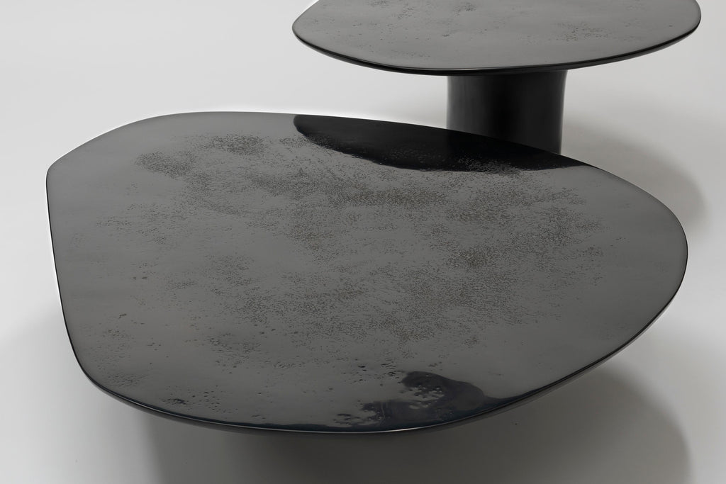 https://a.1stdibscdn.com/nr-black-smooth-21st-century-contemporary-circular-black-coffee-table-for-sale-picture-5/f_55762/1613997473078/Nr_Black_Smooth_Top_Detail_master.jpg