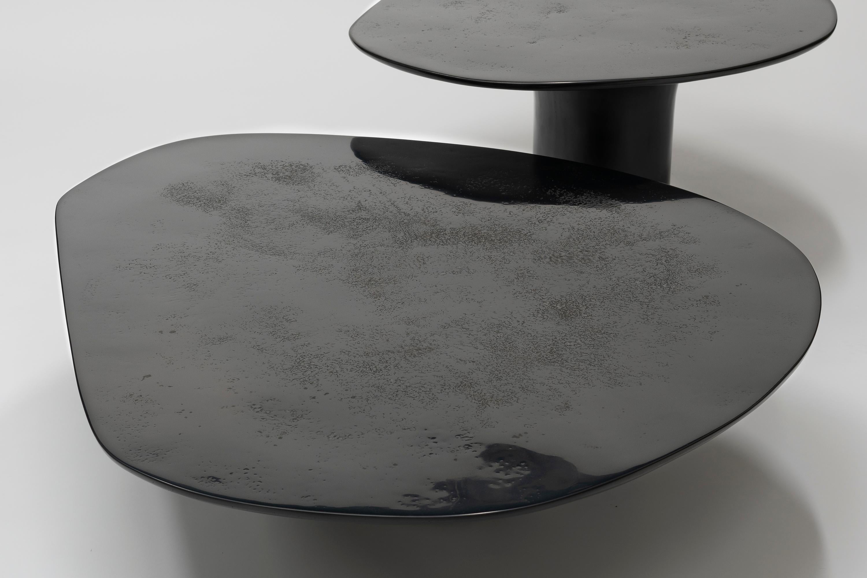 https://a.1stdibscdn.com/nr-black-smooth-21st-century-contemporary-circular-black-coffee-table-for-sale-picture-5/f_55762/1613997473078/Nr_Black_Smooth_Top_Detail_master.jpg