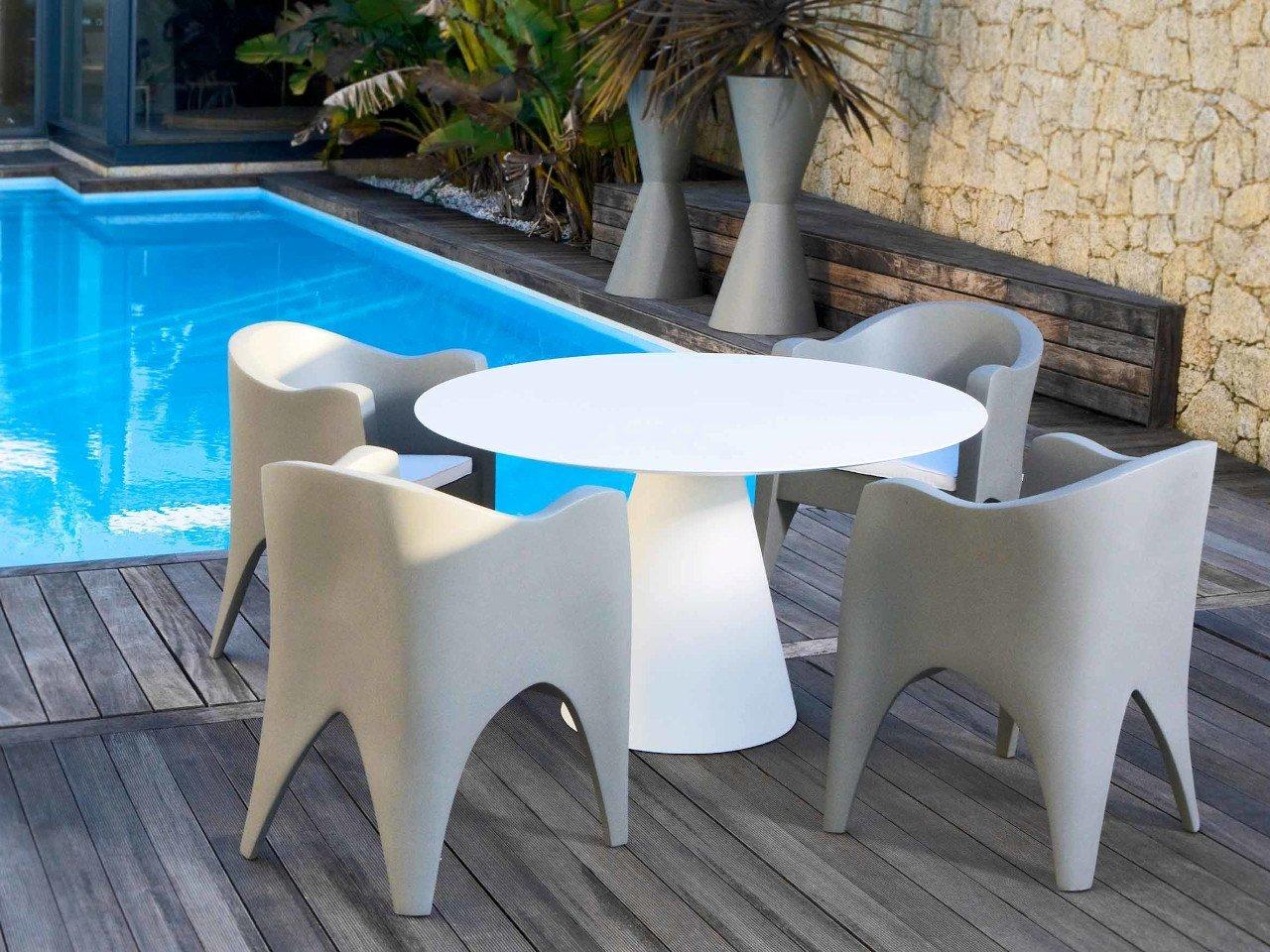 https://a.1stdibscdn.com/outdoor-round-dining-table-in-white-lacquer-for-sale-picture-3/f_27693/f_241281821623432134835/OCEAN_Tavolo_da_pranzo_GANSK_460435_reld21fe703_master.jpg