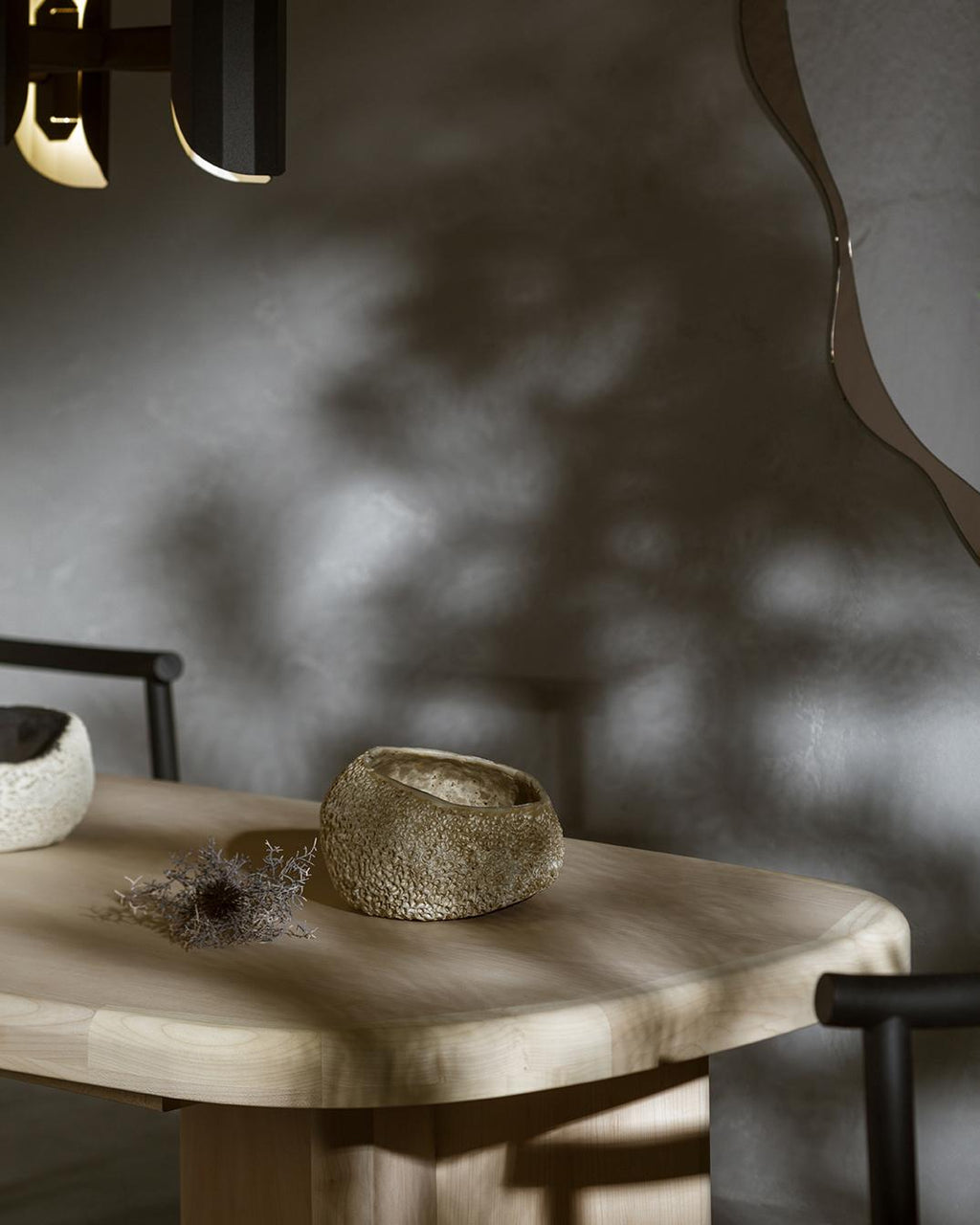 https://a.1stdibscdn.com/okal-extendable-dining-table-in-maple-modernist-style-for-sale-picture-6/f_105832/f_464062021756142397604/OKAL_table_maple_220_exta_detal45_02_master.jpg